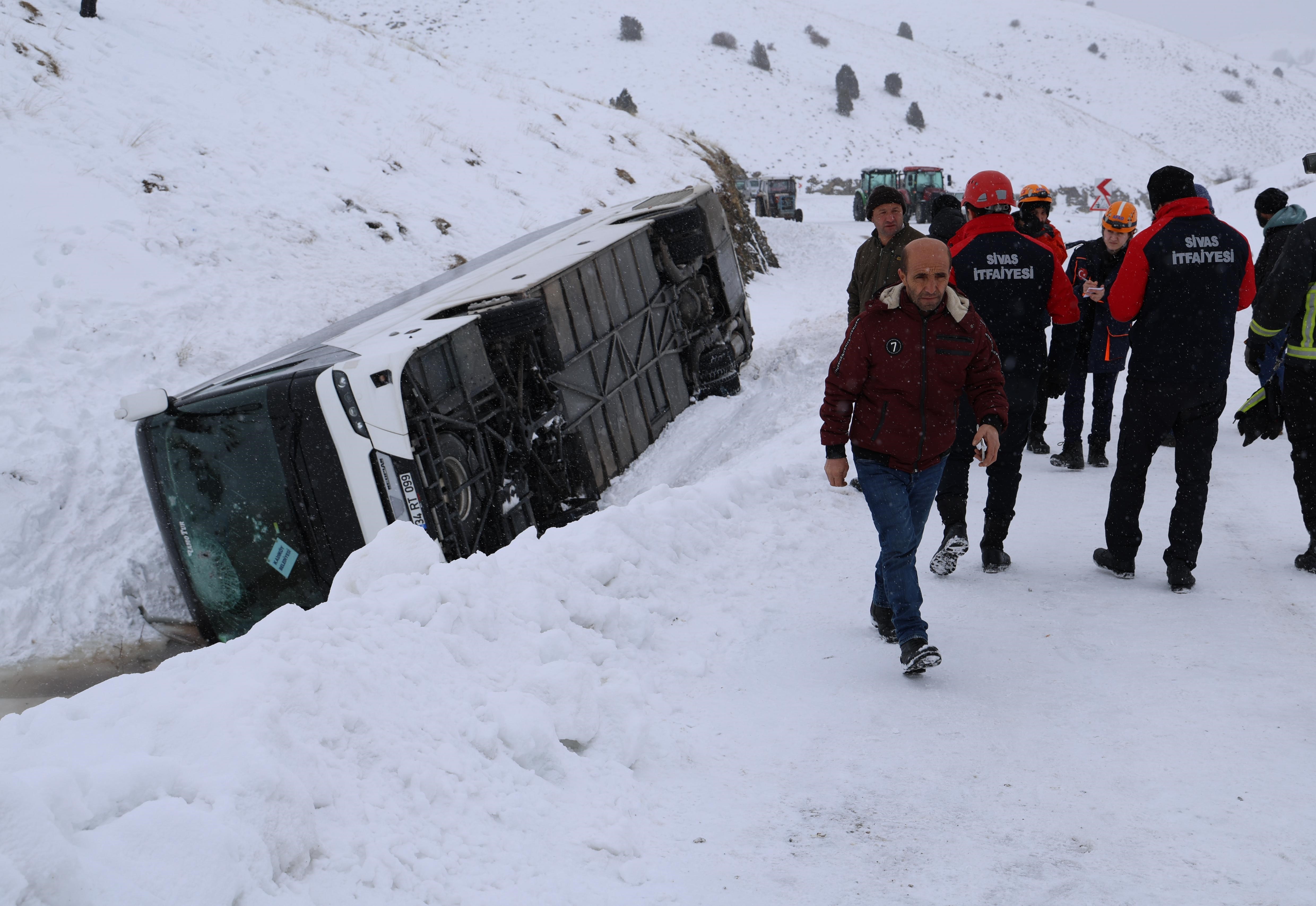 Cenaze yakınlarını taşıyan otobüs devrildi! 
