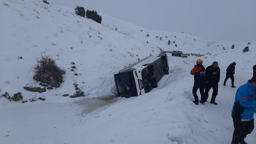 Sivas'ta cenazeden dönen otobüs devrildi! Onlarca yaralı var! 