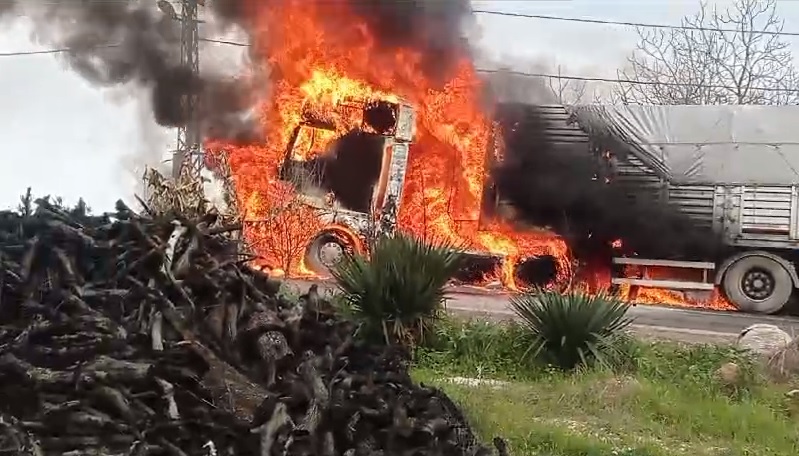 Şoförü Dakikalar ile Feci Bir Ölümden Kurtuldu! Tır alevlerin arasında kayboldu! 