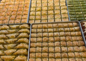 Gaziantep’in en bilinen lezzeti Baklava 2023 yılında 650 TL’den başlayan fiyatlarla satılıyordu. Yeni yıl zammı ile baklava fiyatları 850 ile bin lira arasında değişiyor. 