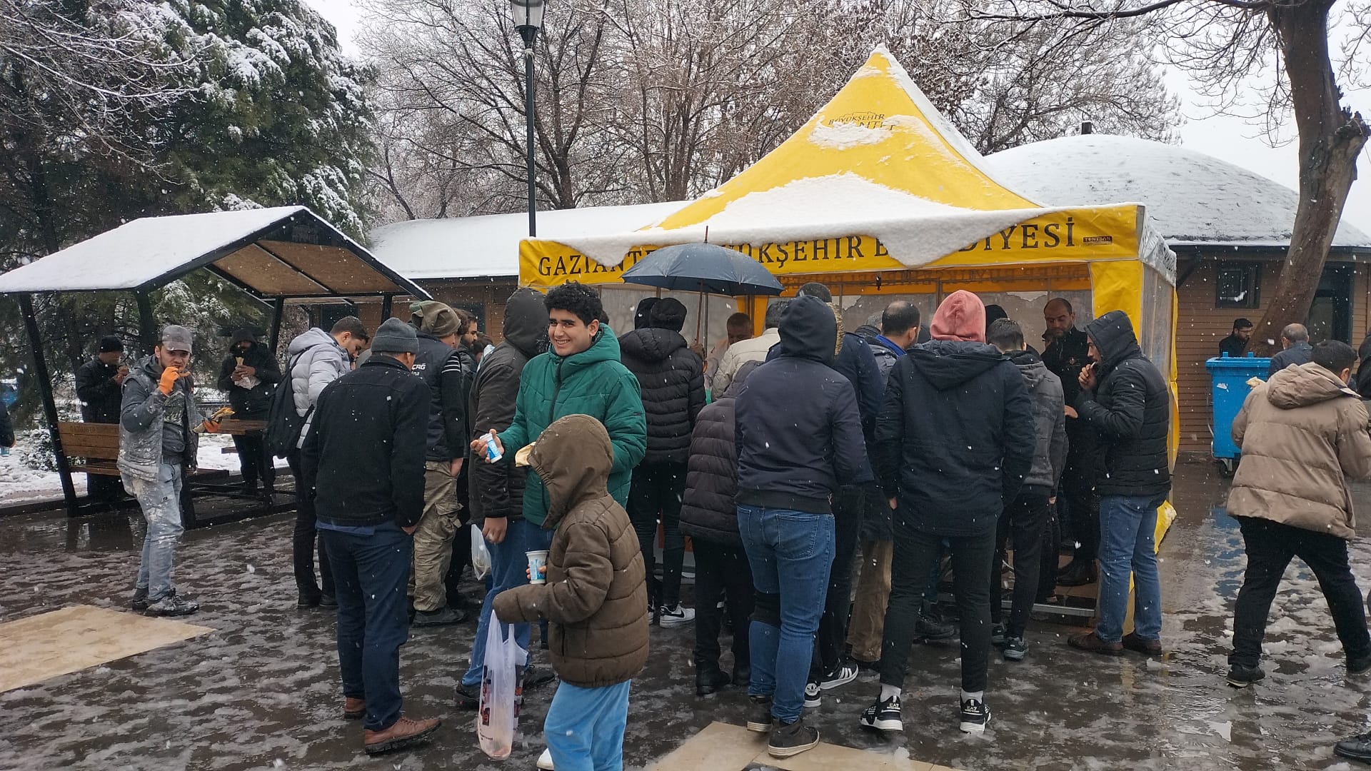Gaziantep’te Şehitlerimiz İçin Dürüm ve Tatlı Dağıtıldı