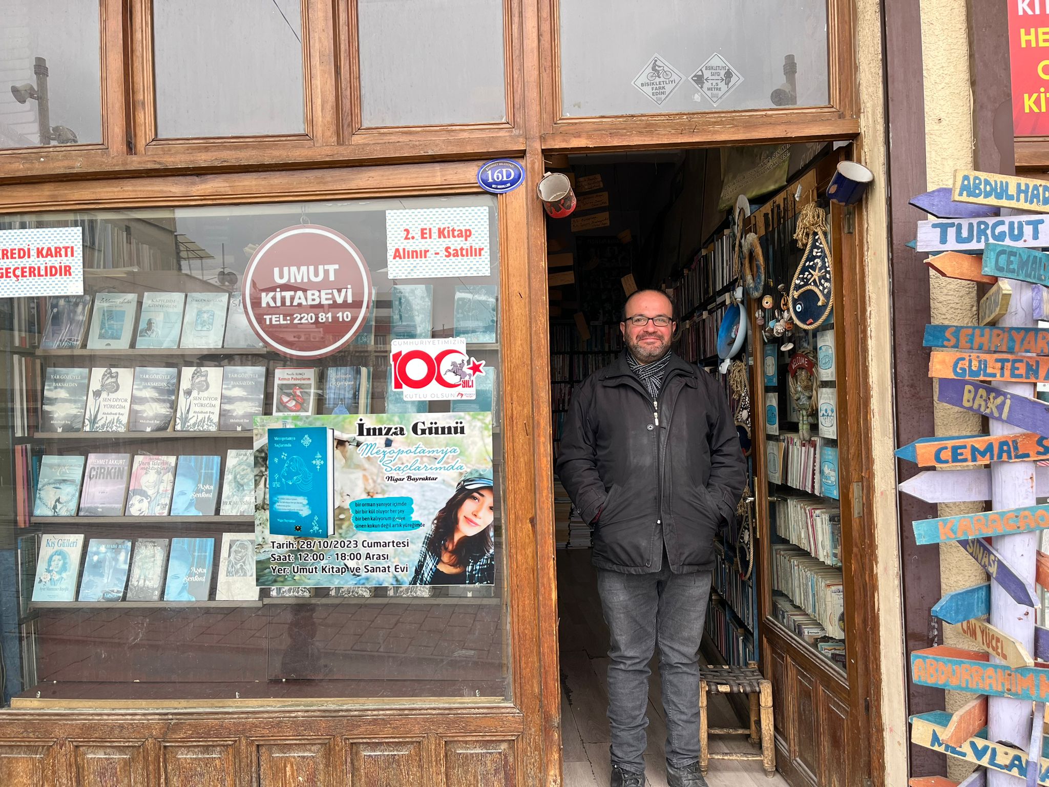 Gaziantep’in Tarihi Bey Mahallesinde bulunan kitapevinde; Türkiye’nin ilk pelüş oyuncaklarından tutun da kitaplar, oyuncaklar, kasetler, kartpostallar hatta Cumhuriyet dönemi sabun markaları bile mevcut. Kitapevinde eski kitaplar ve birçok yabancı sanatçının plakları da mevcut.