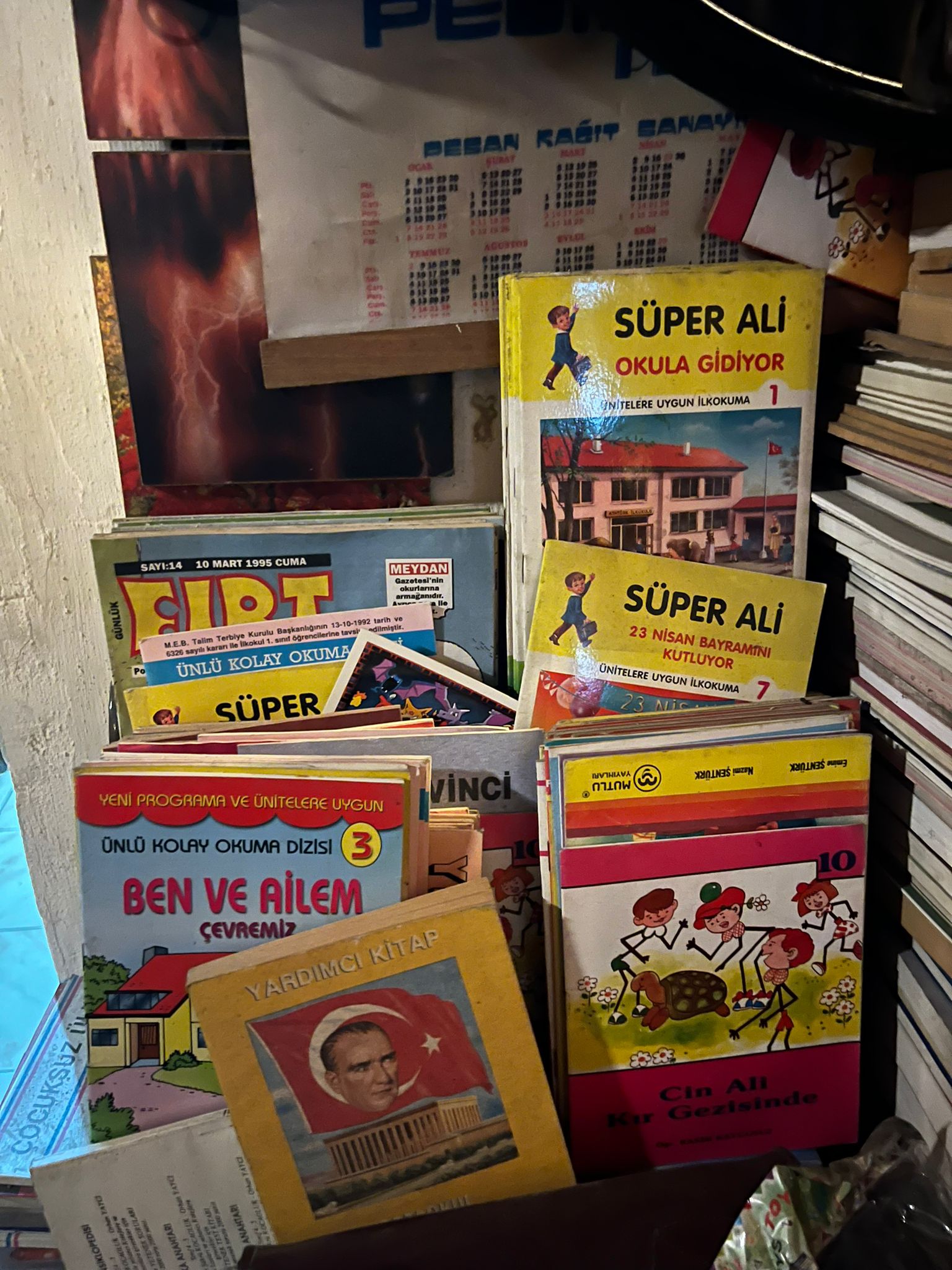 Genellikle toplu olarak depo şeklinde satın almalar gerçekleştirdiğini söyleyen Bayraktar, ‘’Eski bir bakkal ya da kırtasiye kapandığında depo olarak alıyorum. Buradan hariç 2 depom daha var ve onlarda dolu. Benim için bir iş değil hobi hatta yaşam tarzı gibi bir şey oldu.’’ şeklinde konuştu. Gaziantep’ten çok rağbet olmadığını söyleyen Bayraktar, ‘’Kitapevi kısmı kendi kendisini idare ettiriyor. Gaziantep halkı maalesef çok okumuyor. Burayı da sadece kendi imkânlarım ile çeviriyorum. Devlet ya da belediyelerin herhangi bir desteklemesi maalesef yok.’’ şeklinde konuştu.


(BAHRİ UÇAR)
