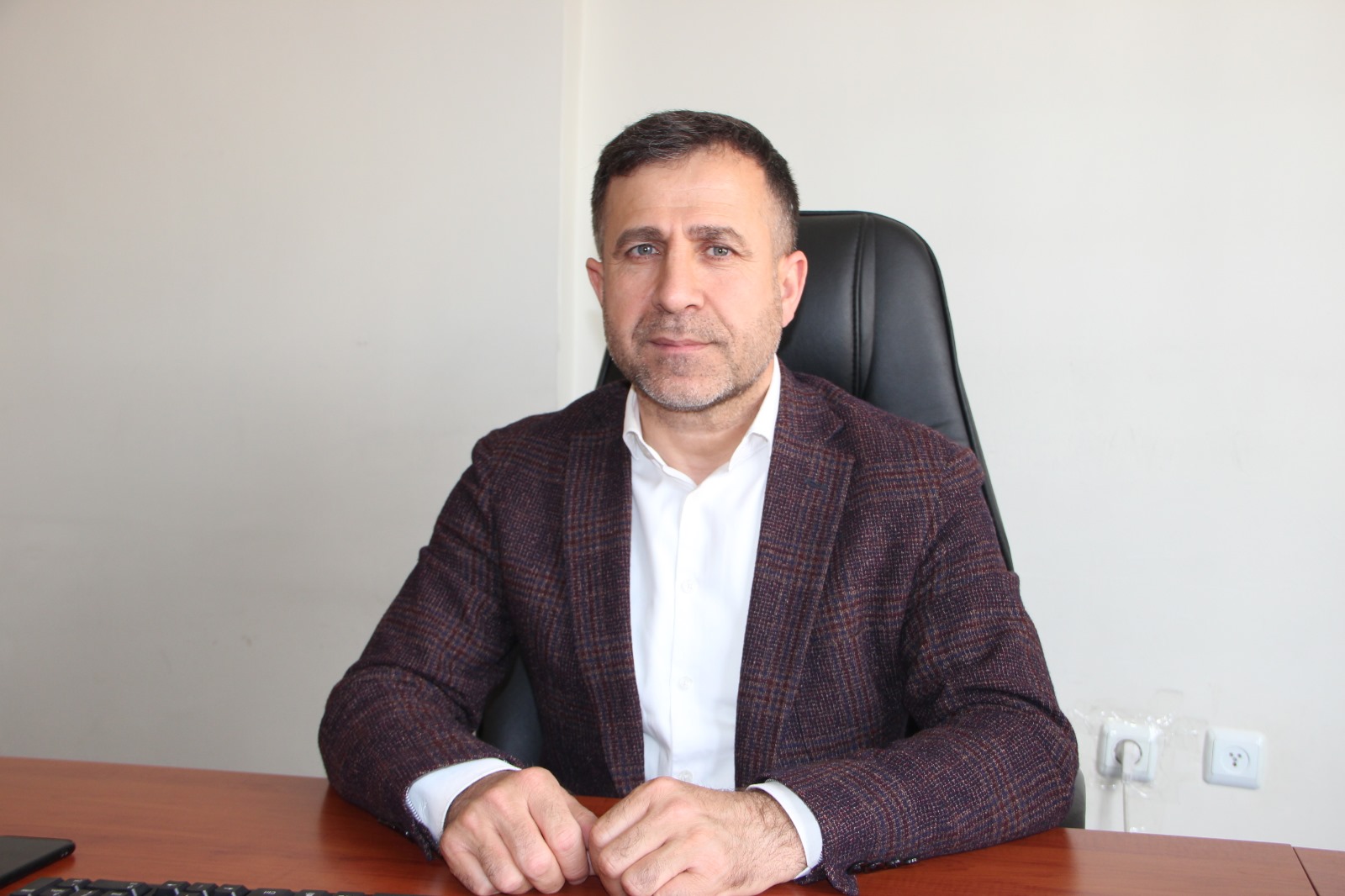 Gaziantep Arıcılar Birliği Başkanı Nebi Koca, konuyla ilgili yaptığı açıklamada, dünya genelinde birçok gıda ürününde olduğu gibi balda da taklit ve tağşişin varlığına dikkat çekti. Koca, balın üç ana kategoride incelendiğini belirterek, "Doğal, Şekerciler ve Yapay" olarak sınıflandırdı.

Balın üretim aşamalarına göre üç ana grupta toplandığını ifade eden Koca, "Tamamen doğal" olan ilk grup, arıların çiçek özleriyle ürettiği ve hiçbir müdahale olmadan elde edilen balları içeriyor. "Şekerciler" kategorisindeki ballar, bazı bölgelerde arıcılara şeker verilerek üretilenlerdir. En riskli kategori olan "Yapay" bal ise arı olmadan, genellikle gıda ve kimya mühendisleri tarafından, baldaki enzimler taklit edilerek üretilir” dedi.


