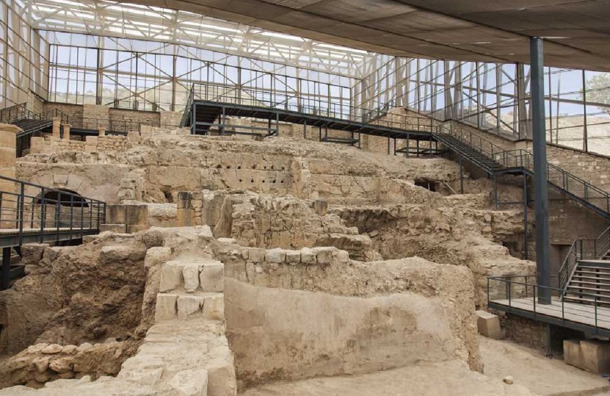 2. Antik Kent Zeugma
Gaziantep, tarih boyunca birçok medeniyete ev sahipliği yapmıştır. Şehrin yakınlarında yer alan Zeugma Antik Kenti, tarihi kalıntıları ve mozaikleriyle ünlüdür. Fırat Nehri kıyısında bulunan bu antik kent, Helenistik ve Roma dönemlerine ait önemli eserleri içermektedir.