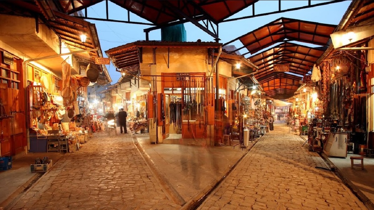 3. Bakırcılar Çarşısı
Gaziantep, geleneksel el sanatlarıyla da dikkat çeker. Bakırcılar Çarşısı, şehirdeki eski zanaatların hala yaşatıldığı ve bakır işlemeciliğinin ustalıkla sergilendiği bir bölgedir. El yapımı bakır ürünler, ziyaretçilere benzersiz hediyelikler sunar.