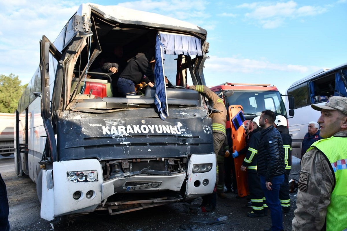 İki Işçi Servisi Çarpıştı! Çok Sayıda Yaralı Var (1)
