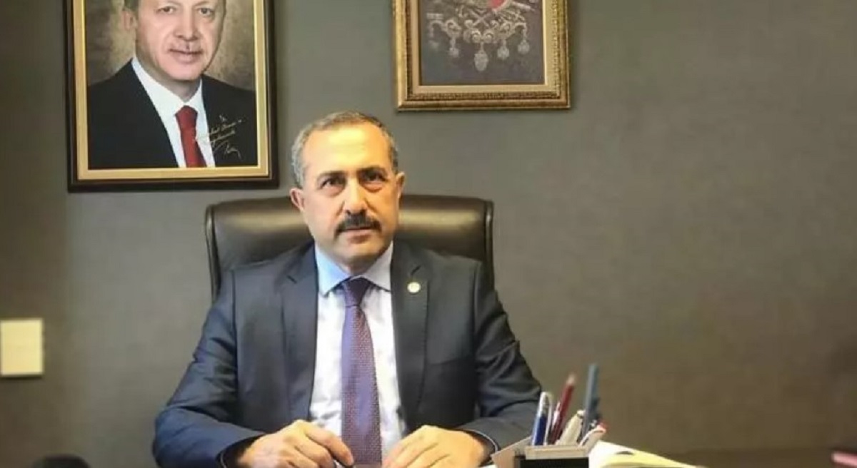 Van Büyükşehir Belediye Başkan Adayı Abdulahat Arvas (27. Dönem AK Parti Van Milletvekili)

Abdulahat Arvas'ın özgeçmişi
Abdulahat Arvas, 27 Ekim 1969 da Erciş'te dünyaya geldi. Babasının ismi Cebrail, annesinin ismi Medine'dir. Abdulahat Arvas, Van İmam Hatip Lisesinden mezun oldu. Arapça dili ve Kur'an ilimleri üzerine medrese eğitimi aldı. Anadolu Üniversitesi İktisat Fakültesi öğrenimi devam etmektedir. Abdulahat Arvas, sanayici ve işadamı olarak, Van, Adana ve Kocaeli Organize Sanayi Bölgelerinde bulunan üretim tesisleri Yönetim Kurulu Başkanıdır.
Abdulahat Arvas, Müstakil Sanayici ve İşadamları Derneği (MÜSİAD) Van kurucu Şube Başkanlığı, Önder İş Dünyası Sanayici ve İş Adamları Derneği (ÖNSİAD) Van Kurucu Şube Başkanlığı, Van Ticaret ve Sanayi Odası (Van TSO) Disiplin Kurulu Başkanlığı, Van Organize Sanayi Bölgesi Müteşebbis Heyeti Kurul Üyeliği, Van Valiliği Mikro Kredi Sosyal Yardımlaşma ve Danışma Kurul Üyeliği, Van İmam Hatip Mezunları ve Mensupları Derneği (VİMDER) Yönetim Kurulu Üyeliği görevlerinde bulunan ARVAS, halen birçok iktisadi ve sosyal sivil toplum kuruluşunda faaliyetlerini sürdürmektedir.
27. Dönem milletvekili seçimlerinde Van’da AK Parti Milletvekili olarak Meclis’e girdi, 28'inci dönemde ise milletvekili adayı oldu. Çok iyi düzeyde Kürtçe, orta düzeyde Arapça ve Farsça bilen Abdulahat Arvas, evli 4 çocuk babasıdır.
