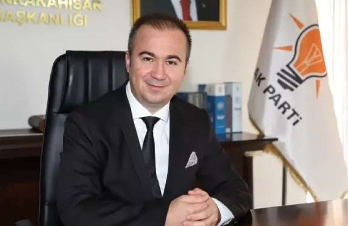 AFYON
AK Parti'nin Afyon Belediye Başkan adayı Hüseyin Ceylan Uluçay 

HÜSEYİN CEYLAN ULUÇAY KİMDİR?
1986 yılında Afyonkarahisar’ın Şuhut ilçesinde doğdu. İlk, orta ve lise öğrenimini Afyonkarahisar ilinde tamamladı. Yaşar Üniversitesi İşletme Bölümünü bitirdi. Ardından Afyonkarahisar’da Mali Müşavirlik görevini icra etmeye başladı. Halen mali müşavirlik yapmakta olup aynı zamanda ticaretle uğraşmaktadır. Evli ve 2 çocuk babası olan Uluçay, 2020 yılı Eylül ayından günümüze kadar Ak Parti Afyonkarahisar İl Başkanı olarak görev yaptı.
