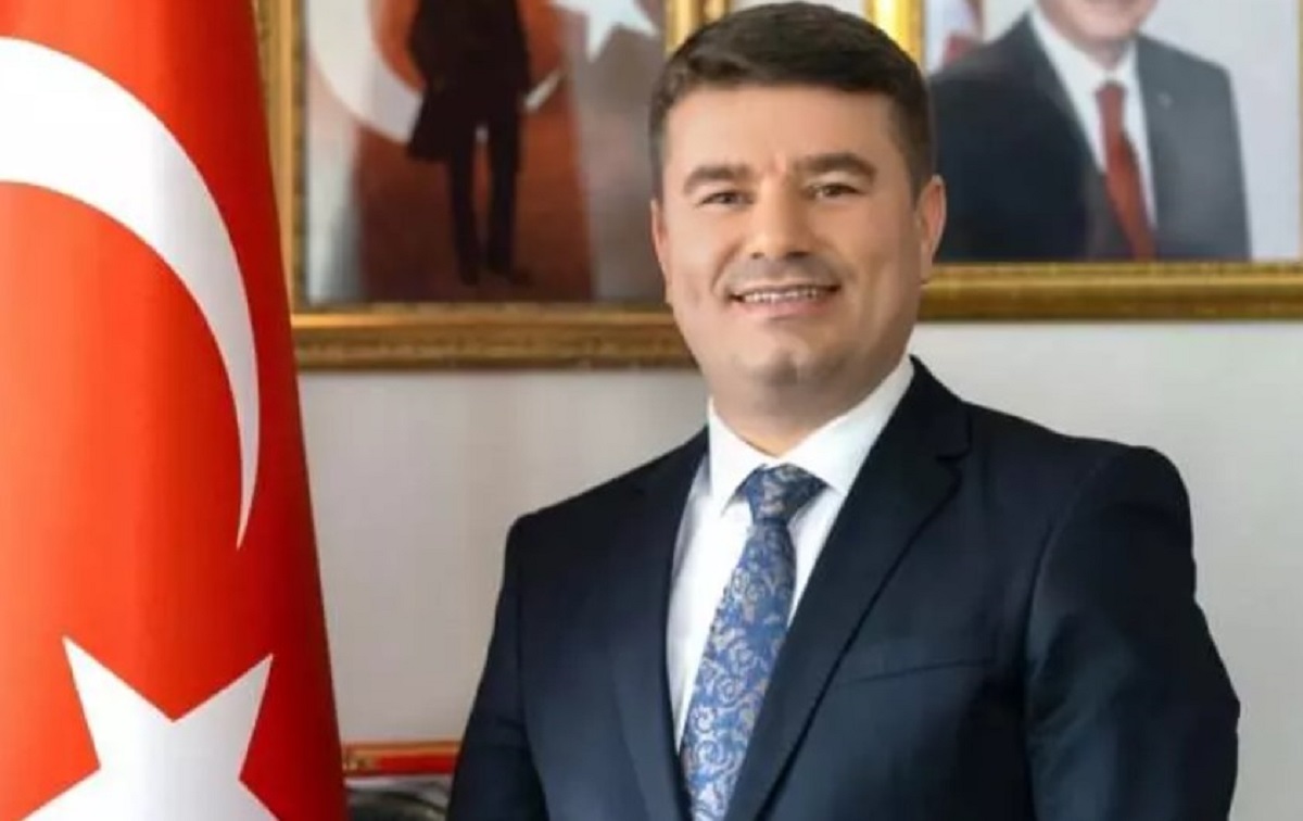 AKSARAY
AK Parti'nin Aksaray Belediye Başkan adayı Evren Dinçer

EVREN DİNÇER KİMDİR?
1981’de Aksaray’da doğan Evren Dinçer, ilk, orta ve yüksek öğrenimini Aksaray’da tamamladı.  Lisansını Niğde Üniversitesi Aksaray İktisadi ve İdari Bilimler Fakültesi İşletme bölümünde tamamlayan Evren Dinçer, Yüksek Lisans eğitimini Gazi Üniversitesi Sosyal Bilimler Enstitüsü İnsan Kaynakları Yönetimi üzerine tamamladı. Ankara Üniversitesi, İnsan Kaynakları Yönetimi alanında Doktorasına devam etmektedir.
Meslek hayatına 2006 yılında Başbakanlık Devlet Personel Başkanlığı’nda Devlet Personel Uzman Yardımcısı olarak göreve başlayan Evren Dinçer, 2009 yılında Devlet Personel Uzmanı kadrosuna atandı akabinde Aile ve Sosyal Politikalar Bakanlığı ile Çevre ve Şehircilik Bakanlığı’nda Personel Daire Başkanlığı görevlerini yürüttü. Ankara ve Nevşehir Tabiat Varlıkları Koruma Bölge Kurul üyeliklerinde bulunan Evren Dinçer, birçok STK içerisinde yer aldı. Akademik alanda yayınlanan çeşitli makale ve tebliğlerde de bulunan Evren Dinçer evli ve bir çocuğu vardır, iyi derecede İngilizce bilmektedir. 2019 yılında yapılan yerel seçimlerde AK Parti’den Aksaray Belediye Başkanı seçilmiştir.
