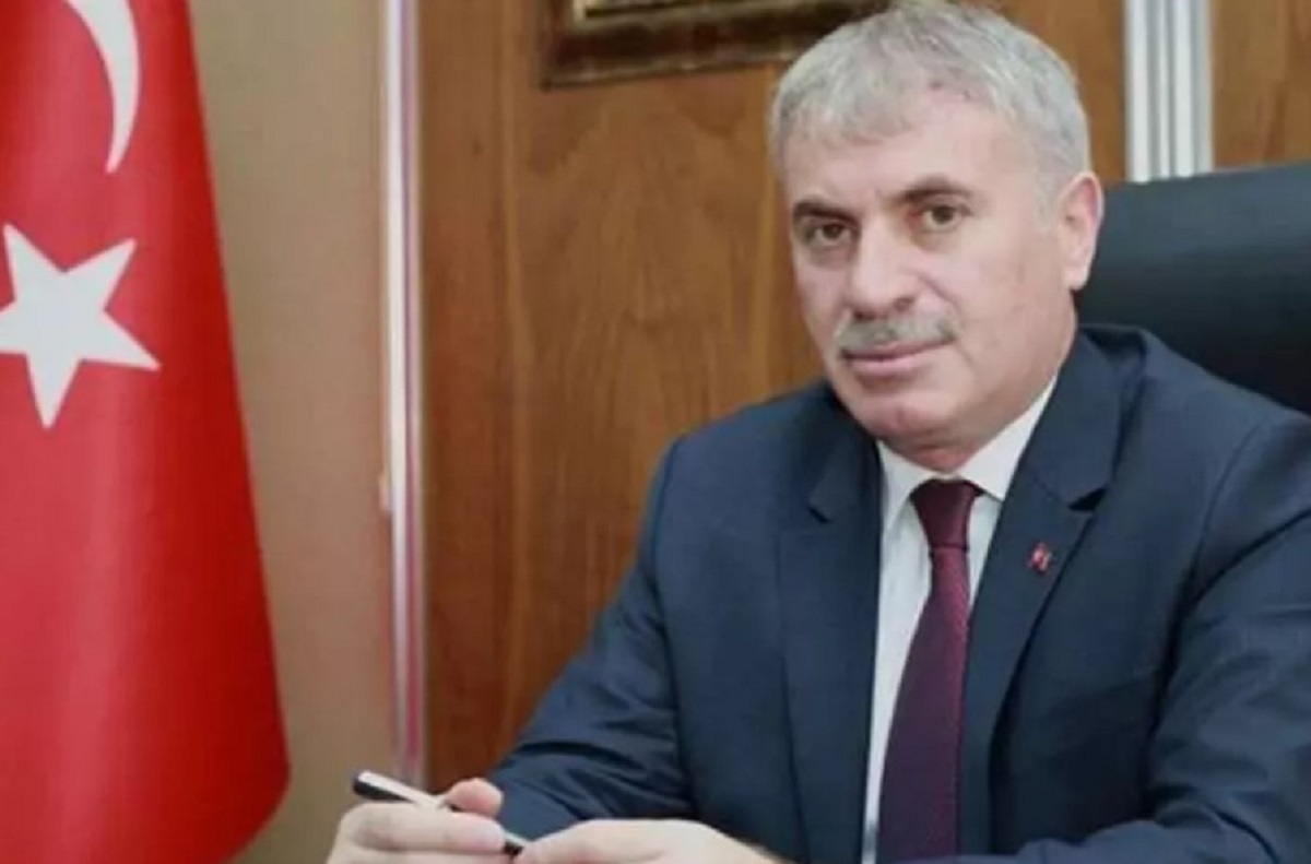BAYBURT
Bayburt’un Yeni Belediye Başkanı Mete Memiş

METE MEMİŞ KİMDİR?
Mete Memiş 1964 Bayburt doğumlu. Evli ve 3 çocuk babası. İlk ve orta öğrenimi Bayburt’ta lisans eğitimini 1985 yılında Erzurum Atatürk Üniversitesi Matematik Bölümünü tamamlamıştır.
Öğretmenlik mesleğine Kars- Kağızman’da başladı. Öğretmenliğin yanı sıra, Müdür yardımcılığı yapmıştır.
Büyük onuru ve mutluluğu olan 26 yıllık meslek hayatı boyunca aralarında çok sayıda akademisyen, bürokraat, işadamı, doktor, mimar, mühendis, hukukçu ve öğretmenin de bulunduğu çeşitli meslek gruplarından alanlarında başarılı sayısız insan yetiştirmiştir.
AK Parti’nin kuruluş aşamasında Bayburt İl Teşkilatının yapılanmasına rol aldı. 2002 Genel Seçimlerinde AK Parti Bayburt Milletvekili Aday Adayı oldu.
2014 Yerel Seçimlerinde Ak Parti Bayburt Belediye Başkan Adayı oldu.
