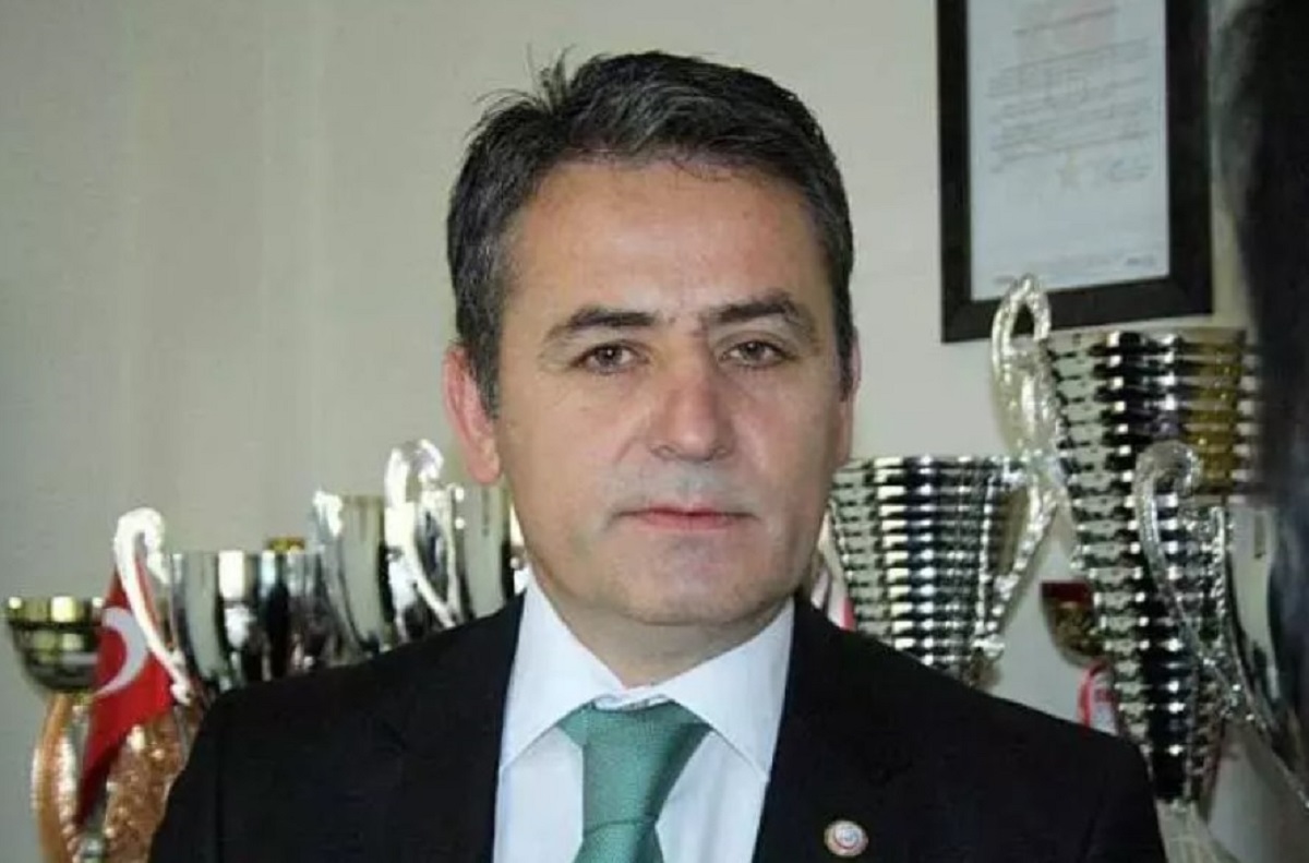 BURDUR
AK Parti Burdur belediye başkan adayı Mehmet Şimşek.

MEHMET ŞİMŞEK KİMDİR?
Mehmet Şimşek, Burdur'da doğdu. Mehmet Şimşek, Burdur bürokrasisi ve spor camiasının çok yakından tanıdığı bir isim. Mehmet Şimşek, Milli Eğitim şube müdürlüğü, İl Sosyal Hizmetler il müdürlüğü, Aile ve Sosyal Politikalar il müdürlüğü, Mehmet Akif Ersoy Üniversitesi’nde daire başkanlığı gibi görevleri yürüten, aynı zamanda ilimizde başta hentbol branşı olmak üzere sportif faaliyetlerin içinde yer aldı. Burdur Amatör Spor Kulüpleri Federasyonu (ASKF) başkanlık görevini üstlenen Mehmet Şimşek, beş yıl önce 2019’daki aday adaylığı deneyiminden sonra ikinci kez AK Parti’den Burdur belediye başkanı adayı oldu.
