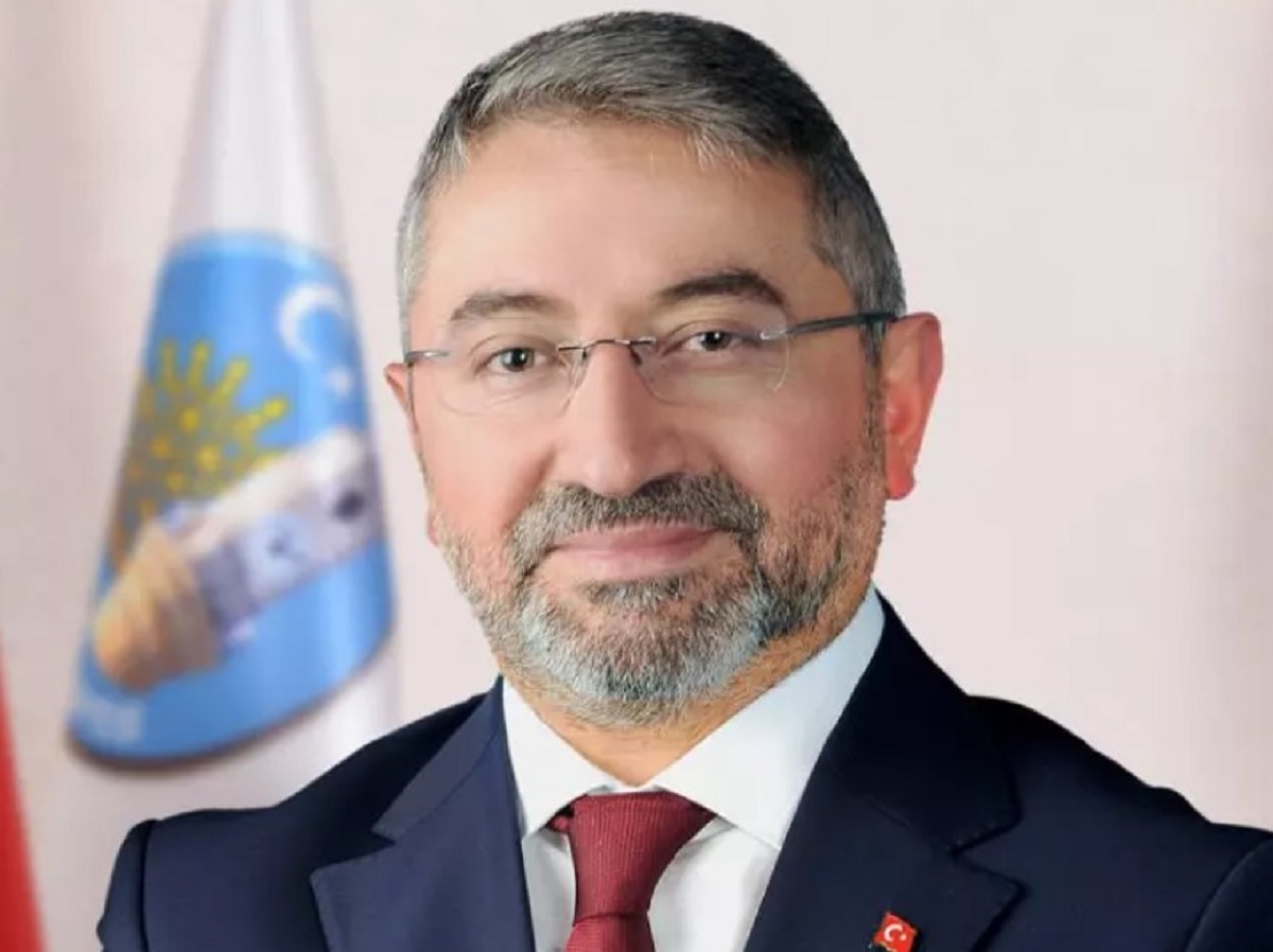 ÇORUM
Çorum Belediye Başkan Adayı Halil İbrahim Aşgın

HALİL İBRAHİM AŞGIN KİMDİR?
Çorum Belediye Başkanı Dr. Halil İbrahim Aşgın 1973’te Çorum’da doğdu. İlk ve orta öğrenimini Çorum’da tamamladı.
İstanbul Üniversitesi Siyasal Bilgiler Fakültesi Kamu Yönetimi Bölümünden mezun oldu. Marmara Üniversitesinde “5393 Sayılı Belediye Kanunu Çerçevesinde Yerel Özerklik Açısından Belediyeler” başlıklı teziyle yerel yönetimler alanında yüksek lisansını tamamladı.
Dil eğitimi için İngiltere’de bulundu. Hitit Üniversitesinde “Din-Siyaset İlişkisi Bağlamında Milli Görüş Hareketi” tezi ile din sosyolojisi alanında doktora derecesi aldı. On yedi yıl Yabancı Dil, Bilgisayar, Meslekî Eğitim ve Yeminli Mütercim Tercümanlık Merkezi Kurucu Müdürlüğü (Esnaflık) yaptı.
Hitit Üniversitesinde dört yıl yerel yönetimler alanında akademisyenlik yaptı. Birçok sivil toplum kuruluşunda kuruculuk, yöneticilik ve sözcülük gibi görevler aldı. Dr. Halil İbrahim Aşgın, 31 Mart 2019 Mahalli İdareler Seçimi’nde Çorum Belediye Başkanı olarak seçilmiştir.
İyi derecede İngilizce bilen Aşgın, evli ve 4 çocuk babasıdır.
