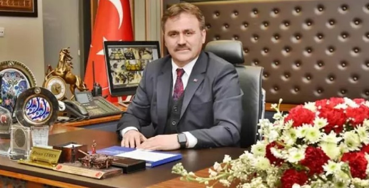 GÜMÜŞHANE
Gümüşhane Belediye Başkan Adayı Ercan Çimen

ERCAN ÇİMEN KİMDİR?
Ercan Çimen, 1966’da Gümüşhane’de doğdu.
İlk ve ortaöğretimini de aynı ilde tamamladıktan sonra “Anadolu Üniversitesi İktisadi ve İdari Bilimler Fakültesi” iktisat bölümünden mezun oldu.
Mezuniyetinin ardından aile şirketinde yönetim kurulu üyesi olarak ticari hayata atılan Çimen, kurumsallaşmanın sağlanmasında önemli adımlar attı.
Ailesi üç kuşaktır ticaretle uğraşan Ercan Çimen, gerek Gümüşhane’de gerekse ülke genelinde gerçekleştirdiği yatırımlarla 500’den fazla kişiye istihdam sunuyor.
Ayrıca çeşitli Meslek ve Sivil Toplum Kuruluşlarında aktif olarak faaliyetlerde bulunan Çimen, sosyo-kültürel etkinliklere sağlamış olduğu maddi ve manevi destekler ile şehrin sosyal hayatının gelişimine önemli katkılarda bulundu.
Bu çerçevede, Gümüşhanespor, Gümüşhane Hizmet Vakfı, İş Adamları derneği gibi çeşitli oluşumlarda başkan ve yönetim kurulu üyesi olarak görev yaptı.
Siyasi hayatına Doğru Yol Partisi’nden (DYP) Belediye Meclis Üyeliği ve Belediye Başkan Vekilliği görevleri ile başlayan Çimen, 2009 yerel seçimlerinde AK Parti Gümüşhane Belediye Başkan adayı olarak seçimlere girdi. 2009'da yapılan seçimleri kazanamayan Çimen, 15 Şubat 2011 tarihinde AK Parti Gümüşhane İl Başkanı oldu.
Çimen, 26 Kasım 2013 tarihinde AK Parti Gümüşhane İl Başkanı görevinden ayrılarak seçimleri kazandı ve Gümüşhane Belediye Başkanı oldu.
31 Mart 2019 Yerel Seçimlerinde ikinci kez Gümüşhane Belediye Başkanlığı görevine seçildi.
Çimen, evli ve iki çocuk babası.
