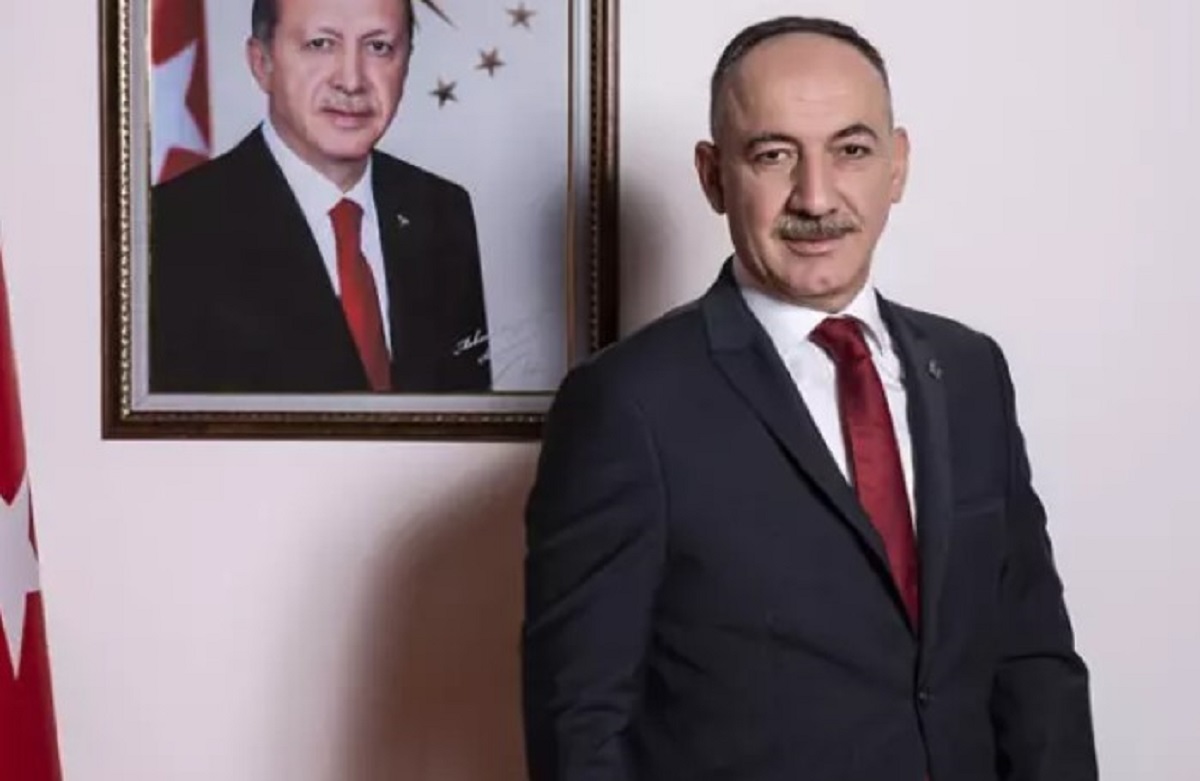 KIRIKKALE
Kırıkkale Belediye Başkan Adayı Mehmet Saygılı

MEHMET SAYGILI KİMDİR?
1969 Yılında Hacı Kaya ve Aysel Saygılı’nın beşinci evlatları olarak dünyaya gelen Mehmet Saygılı, İlkokulu Tınaz İlkokulunda, Ortaokulu Atatürk İlkokulunda, Liseyi ise Kırıkkale Lisesinde tamamladı. Mehmet Saygılı Atatürk Üniversitesi İktisadi ve İdari Bilimler Fakültesi İşletme bölümünden 1990 yılında mezun oldu. 1990-1991 yılları arasında İngiltere’de Lisan eğitimi aldı. 1991–1992 yılları arasında askerlik hizmetini ifa etti. 1993 yılından itibaren merkezi Kırıkkale olan aile şirketinde ticari faaliyetine devam etti. 2009 yılında Adalet ve Kalkınma partisinde il genel meclis üyesi seçildi. Mehmet Saygılı 2011 yılında Kırıkkale İl Genel Meclisi Başkanı seçildi. Serbest Muhasebeci Mali Müşavir Ruhsatına sahibi olan Saygılı, Kırıkkale İli Tanıtma ve Kalkındırma Vakfı ( Kiktav ) kurucu üyeliği, Kırıkkale Üniversitesi Vakfı Yönetim Kurulu üyeliği, Polis Hizmetlerini Güçlendirme Derneği Yönetim Kurulu üyeliği gibi Sosyal, Kültürel ve Yardım amaçlı pek çok dernekte üyelikleri bulunuyor. Mehmet Saygılı 30 Mart 2014 Seçimlerinde ve 31 Mart 2019 Seçimlerinde tekrardan Adalet ve Kalkınma Partisinden Kırıkkale Belediye Başkanı seçildi. Evli ve üç çocuk babası.
