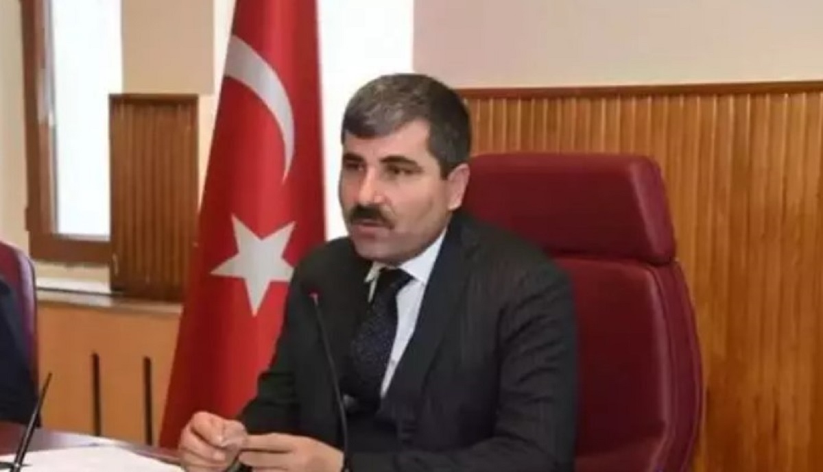 MUŞ
Muş Belediye Başkan Adayı Feyat Asya

FEYAT ASYA KİMDİR?
1 Mayıs 1970’te Muş’ta doğdu. Öğrenim hayatının orta ve lise kısmını Muş İmam Hatip Lisesi'nde, lisans kısmını ise İktisat Fakültesi Kamu Yönetimi Bölümü'nde tamamladı. İlahiyat önlisans programından mezun oldu. Yüksek lisansını Muş Alparslan Üniversitesi Sosyal Bilimler Enstitüsü  Siyaset Bilimi ve Kamu Yönetim alanında yapan Asya, evli 4 çocuk babasıdır.
Çalışma hayatına 1991 yılında Muş Köy Hizmetleri İl Müdürlüğü bünyesinde laborant olarak başladı. 1995 yılında Muş İl Müftülüğü’nde memur olarak devam etti. 2005 yılında Personel Şefi, 2007 yılından beri aynı kurumda Personel, İdari ve Mali İşler Şube Müdürü olarak görev yaptı. 2014-2019 yıllarında Muş Belediye Başkanlığı yaptı. 2019 yerel seçimlerinde ikinci kez seçildi.
