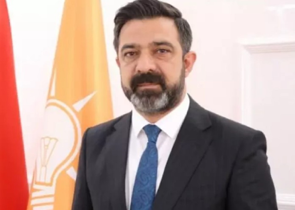 SİİRT
Siirt Belediye Başkan Adayı Ekrem Olğaç

EKREM OLĞAÇ KİMDİR?
1982 tarihinde Siirt’te doğdu. İlk ve orta öğrenimini Siirt’te tamamladıktan sonra 2008 yılında Hukuk Fakültesinden mezun oldu. Avukatlık stajını Siirt’te yaptıktan sonra 2009 yılında 4 avukat ve 2 stajyer avukatla birlikte hukuk ofisi açarak mesleğine başladı. 2012-2018 yılları arasında Siirt Barosunda Saymanlık ve Baro Başkan Yardımcılığı görevlerinde yer aldı. 2012-2015 yıllarında Ak Parti Siirt Seçim İşleri Başkanlığı görevini yürüttükten sonra, 2015-2018 yılları arasında Ak Parti Siyasi ve Hukuki İşler Başkanlığı görevini üstlendi. 2018-2019 yılları arasında Ak Parti Siirt Merkez İlçe Başkanlığı yaptı. 20 Kasım 2019 tarihinden itibaren Ak Parti Siirt İl Başkanlığı görevini yürütmekte olan Olgaç, evli ve sevimli bir kız çocuğu babasıdır.
