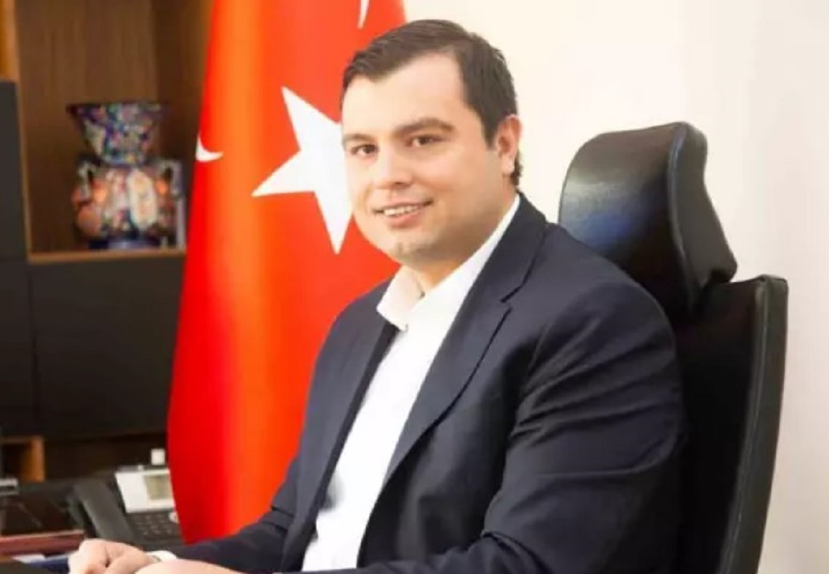 UŞAK
Uşak Belediye Başkan Adayı Mehmet Çakın

MEHMET ÇAKIN KİMDİR?
Uşak Sivaslı Karaboyalık köyündendir. İlkokulu bitirdikten sonra, ortaöğretim hayatına başladığı Kartal Anadolu İmam Hatip Lisesini 1997 yılında tamamladı. Aynı yıl kazandığı İstanbul Üniversitesi İşletme (İngilizce) Fakültesinden 2002 yılında mezun oldu.
2002-2004 yılları arasında Amerika Birleşik Devletleri Los Angeles şehrinde Yüksek Lisans eğitimini tamamlayan Çakın, 2004 yılında çok sevdiği memleketi Uşak’a yatırım yaparak iş hayatına başladı. Uşak Deri Karma Organize Sanayi Bölgesinde kurmuş olduğu tesislerle sektöründe Türkiye ve Dünya’da adından söz ettiren Çakın, aynı zamanda birçok sivil toplum kuruluşunda aktif rol almış, çok sayıda sosyal projeye katkı sunmuştur.
Siyasi hayatına 2001 yılında Ak Partide İstanbul İl Gençlik Kollarında kurucu yönetim kurulu üyesi olarak başlayan Çakın, 2017 yılında Cumhurbaşkanımız tarafından Ak Parti Uşak İl Başkanı olarak görevlendirilmiştir. Bu görevi belediye başkan adayı olduğu tarihe kadar başarı ile sürdürmüştür.
Evli ve üç çocuk babası olan Mehmet ÇAKIN, iyi derecede İngilizce bilmektedir.

