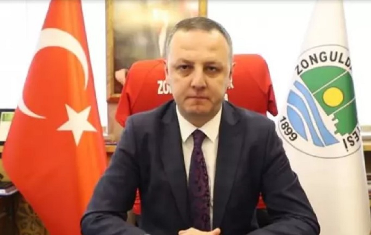 ZONGULDAK
Zonguldak Belediye Başkan Adayı Ömer Selim Alan

ÖMER SELİM ALAN KİMDİR?
24 Aralık 1979’da Zonguldak’ta doğdu. İlk, orta ve lise öğrenimini Zonguldak TED Koleji’nde tamamladı. Lisans eğitimini Kocaeli Üniversitesi Tıp Fakültesi’nde tamamlayan Dr. Ömer Selim ALAN, ayrıca Anadolu Üniversitesi Sağlık Kurumları İşletmeciliği Bölümü’nden mezun oldu. Meslek hayatına Zonguldak Kızılay Kan Merkezi’nde başladı. Kan Bankacılığı ve Transfüzyon, İşyeri Hekimliği, Aile Hekimliği ve Turizm Hekimliği gibi birçok belge ve sertifikanın sahibi olan Dr. Ömer Selim ALAN, sivil toplum kuruluşlarında üstlendiği görevler ve üyelikler ile de öne çıkmaktadır.
2006-2008 yılları arasında TED Zonguldak Şube Başkanlığı görevini sürdüren Dr. ALAN’ın, Türk Tabipler Birliği üyeliği ve Türk Hokey Federasyonu Sağlık Kurulu üyeliği bulunmaktadır. Siyasi hayatına 2012 yılında AK Parti Zonguldak İl Yönetimine girerek adım atan Dr. Ömer Selim ALAN, altı yıl boyunca AK Parti Zonguldak Sosyal Politikalardan Sorumlu İl Başkan Yardımcılığı görevinde bulundu. Evli ve iki çocuğu bulunan Dr. Ömer Selim ALAN, ileri derecede İngilizce bilmektedir. Dr. Ömer Selim ALAN, 31 Mart 2019 yerel seçimlerinde halkın teveccühü ile Zonguldak Belediye Başkanı olmuştur.
