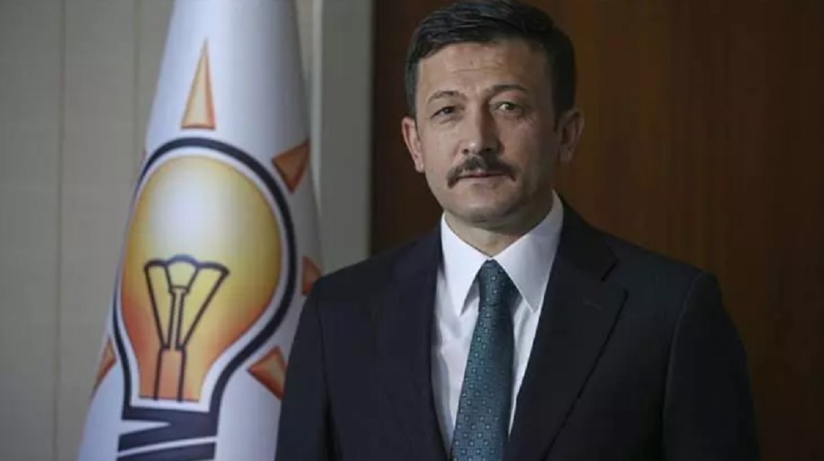 İzmir Büyükşehir Belediye Başkan Adayı Hamza Dağ (Tanıtım ve Medyadan sorumlu Genel Başkan Yardımcılığı)

Hamza Dağ'ın özgeçmişi
Balıkesir Sındırgı ilçe nüfusuna kayıtlı olan Hamza Dağ, 1 Mart 1980 tarihinde Manisa’nın Demirci ilçesinde doğdu.
1996 yılında Simav İmam Hatip Lisesi’nden mezun oldu. Lisans Eğitimini Dokuz Eylül Üniversitesi Hukuk Fakültesi’nde 2000 yılında tamamladı.
AK Parti İzmir İl Gençlik Kolları’nda sırasıyla, Yönetim Kurulu Üyeliği ve Seçim İşlerinden Sorumlu İl Başkan Yardımcılığı görevlerinde bulunmuş, ardından 3 Şubat 2008 tarihinde 3. Olağan Kongresi’nde, İl Gençlik Kolları Başkanı seçilmiştir.
2011 seçimleri ile birlikte 24. Dönem İzmir Milletvekilliğine Seçilen Dağ, sırasıyla 25. 26. ve 27. dönemlerde tekrardan İzmir Milletvekili seçilerek TBMM’de görev almıştır. Bu dönemlerde İnsan Haklarını İnceleme Komisyonu ile Plan ve Bütçe Komisyonu üyeliği görevlerinde bulunmuştur.
2014 yılından itibaren AK Parti Merkez Karar Yönetim Kurulu (MKYK) üyesi olan Hamza Dağ, 2014-2017 yılları arasında Seçim İşleri Birimi’nde Başkan Yardımcılığı görevini de yapmıştır.
2017-2021 tarihleri arasında AR-GE’den sorumlu Genel Başkan Yardımcılığı görevini sürdürmüştür.
24 Mart 2021’de yapılan 7. Olağan kongrede tekrar MKYK üyesi seçilen Hamza Dağ bu tarihten itibaren Tanıtım ve Medyadan sorumlu Genel Başkan Yardımcılığı görevini yürütmektedir.
