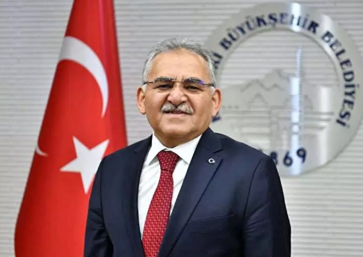 Kayseri Büyükşehir Belediye Başkan Adayı Memduh Büyükkılıç (Mevcut Belediye Başkanı)

Memduh Büyükkılıç'ın özgeçmişi
25 Ekim 1953 tarihinde Kayseri/Develi'de (Şıhlı) doğdu. Kayseri İmam Hatip Okulu ve Bornova Suphi Koyuncuoğlu Lisesi'nden mezun oldu.
Yükseköğrenimini Ege Üniversitesi Tıp Fakültesi'nde tamamladı. Nöroloji dalında uzmanlığını aldı. Niğde Devlet Hastanesi ve Kayseri SSK Hastanesi'nde uzman hekim olarak görev yaptı. Askerliğini Kıbrıs Girne Asker Hastanesi'nde Tabip Teğmen olarak tamamladı. Değişik sivil toplum örgütlerinde (İzmir MTTB, Hekimler Birliği Vakfı, Milli Gençlik Vakfı v.b.) yöneticilik ve başkanlık yaptı.
Aktif siyasete 1993 yılında Refah Partisi İl Başkanı olarak girdi. 1995 yılında yapılan genel seçimlerde 20. Dönem Kayseri Milletvekili seçildi. 1999 yılında FP'den Melikgazi Belediye Başkanı olarak seçilen Dr. Memduh Büyükkılıç, 2004, 2009 ve 2014 yıllarında AK Parti'den belediye başkanı seçildi. 31 Mart 2019 tarihinde yapılan yerel seçimlerde AK Parti'den Kayseri Büyükşehir Belediye Başkanı olarak seçilen Büyükkılıç, evli ve üç çocuk babasıdır.
