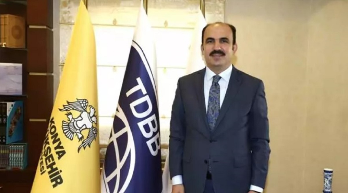 Konya Büyükşehir Belediye Başkan Adayı Uğur İbrahim Altay (Mevcut Belediye Başkanı)

Uğur İbrahim Altay'ın özgeçmişi
1974 yılında Konya’da doğdu. İlköğretimini Selçuk İlkokulu (1985) ve Mevlana Ortaokulu’nda (1988), liseyi Konya Gazi Lisesi’nde (1991) tamamladı.
1997 yılında Selçuk Üniversitesi Mühendislik - Mimarlık Fakültesi İnşaat Mühendisliği bölümünü bitirdi.
Uğur İbrahim Altay bir yıl boyunca Proje Mühendisi olarak görev yaptı. 1999 yılında 263. dönem yedek subay olarak ŞIRNAK ‘ta vatani görevini tamamladı. Altay, inşaat mühendisi olarak birçok nitelikli projeyi hayata geçirdi.
Uğur İbrahim Altay, 2004-2008 yılları arasında TMMOB İnşaat Mühendisleri Odası Konya Şubesi Başkan Yardımcılığı yaptı. 2008 yılında ise TMMOB İnşaat Mühendisleri Odası Konya Şube Başkanlığına seçildi.
29 Mart 2009 seçimleri ile Selçuklu Belediye Başkanlığı görevine başlayan Uğur İbrahim Altay, 30 Mart 2014 seçimleriyle Selçuklu Belediye Başkanlığı görevine 2. kez seçildi.
Büyükşehir Belediye Meclisi tarafından 03 Mayıs 2018’de Konya Büyükşehir Belediye Başkanlığı görevine seçilen Uğur İbrahim Altay, 31 Mart 2019 seçimlerinde yeniden Konya Büyükşehir Belediye Başkanı seçildi.
Uğur İbrahim Altay, evli ve üç çocuk babasıdır.
