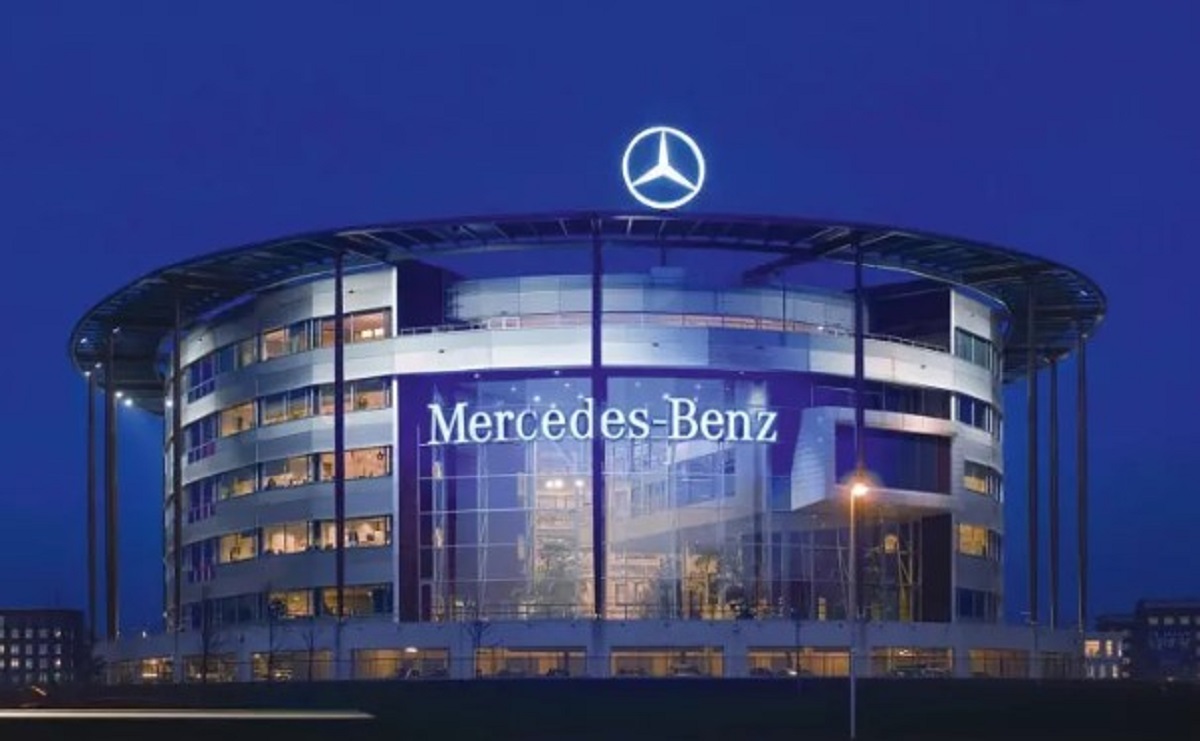 8) Mercedes-Benz | 90 bin 324