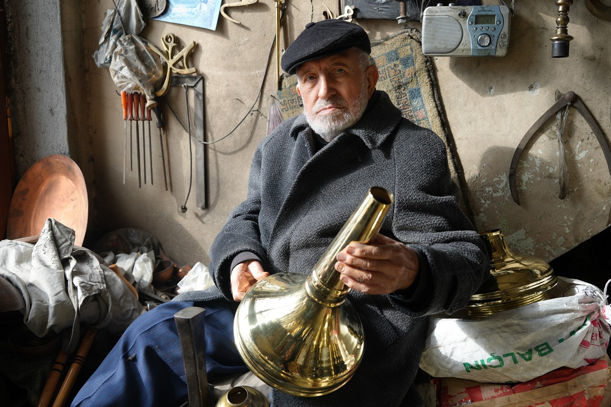 13 Yaşında Alemcilikle Tanıştım
Kervancıoğlu, 13 yaşında alemcilik mesleğine adım attığını belirterek, "Çocukluğumdan beri okula gidip, aynı zamanda alem yapmak için buraya gelirdim. Babam 13. kuşaktan beri bu sanatı devam ettirdiğimizi söyler. Ben 7. kuşağı gördüm. Tarihte sultanlar, padişahlar sefere çıkarken alemlerle giderlermiş. Çadırlarının üzerinde alem olurmuş. Bu alem cami minaresinin sembolüdür. Allah kısmet etti ve ben alemcilik mesleğine 13 yaşında başladım. Ve 13 yaşında ilk cami minaresi alemi yaptım. Siparişine göre yapıyorum, her boyu mevcut" dedi.
