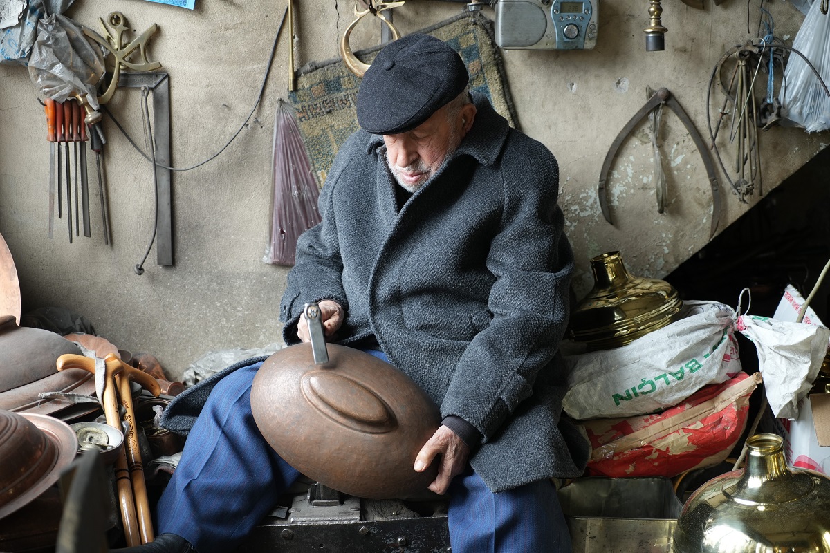 Meslek Gönül İşi, Sabır ve Tahammül İster
Alemcilik mesleğinin bir gönül işi olduğunu vurgulayan Kervancıoğlu, "Bu mesleği yaşatmak için parayı düşünmeyeceksin. Mesleği öğrenmek için içten gelen bir istek olması gerekiyor. Bizim meslek büyük bir sabır ve tahammül işi. Maddi yönüne bakmazlardı, önemli olan bir meslek öğrenmesiydi. Ama maalesef şimdi nerede daha kolay işler varsa insanlar geçimlerini sağlamak için o işleri yapıyorlar" şeklinde konuştu.
