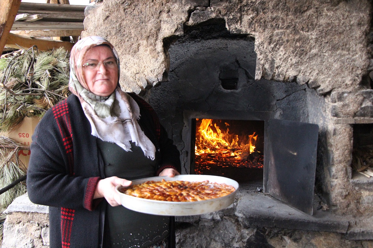 Amasya İl Millî Eğitim Müdürü Mehmet Türkmen, projenin ardında geleneksel bir kültürün devamlılığını sağlamak olduğunu belirterek, "En az 150-200 yıllık bir kültürün devamlılığı sağlanıyor" dedi. Türkmen, projeyi sürdürecek olan Okul Müdürü Ferhat Karapelit, proje sorumlusu Türkçe Öğretmeni Deniz Arslan ve ekibini kutladı. Bu özel projenin, geleneksel lezzetleri yaşatmak ve gelecek kuşaklara aktarmak adına anlamlı bir adım olduğu vurgulandı.