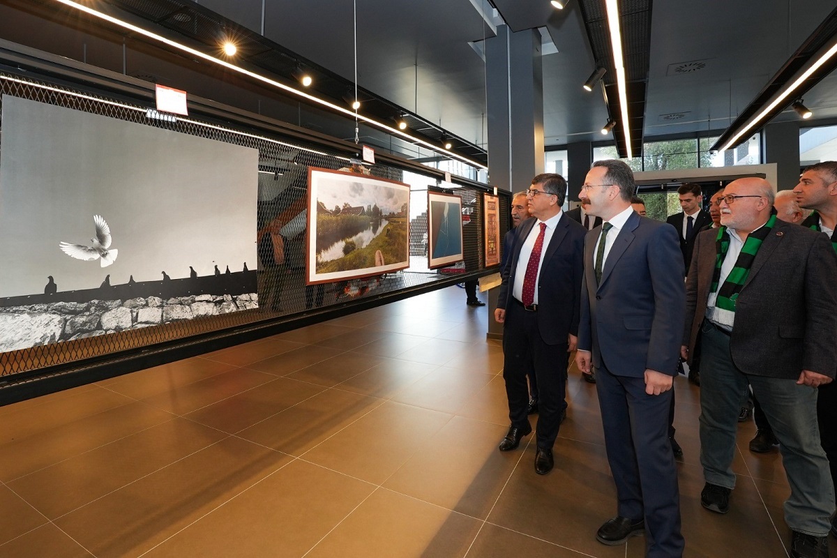 Başkan Fadıloğlu: Sanat ve Bilim Adına Böyle Bir Projeye İhtiyacımız Vardı
Başkan Fadıloğlu, Şehitkamil'e hizmet veren Devlet Tiyatrosu Şehitkamil Sahnesi'nin, şehrin sosyal hayatına katkı sağlamak amacıyla öğrencilerin kültür ve sanatla ilgili çalışmalarda yer almasını desteklemeyi hedeflediğini ifade etti. Projenin sadece Şehitkamil'e değil, tüm Gaziantep'e önemli bir sosyal ve kültürel alan kazandırdığını söyledi.
Başkan Fadıloğlu'nun liderliğindeki Şehitkamil, kültür ve sanat projeleriyle adından söz ettirmeye devam ediyor. Geleceğe yönelik atılan bu adımlar, Şehitkamil'i Türkiye'nin kültür ve sanat haritasında önemli bir noktaya taşıyor.

Kaynak: İHA