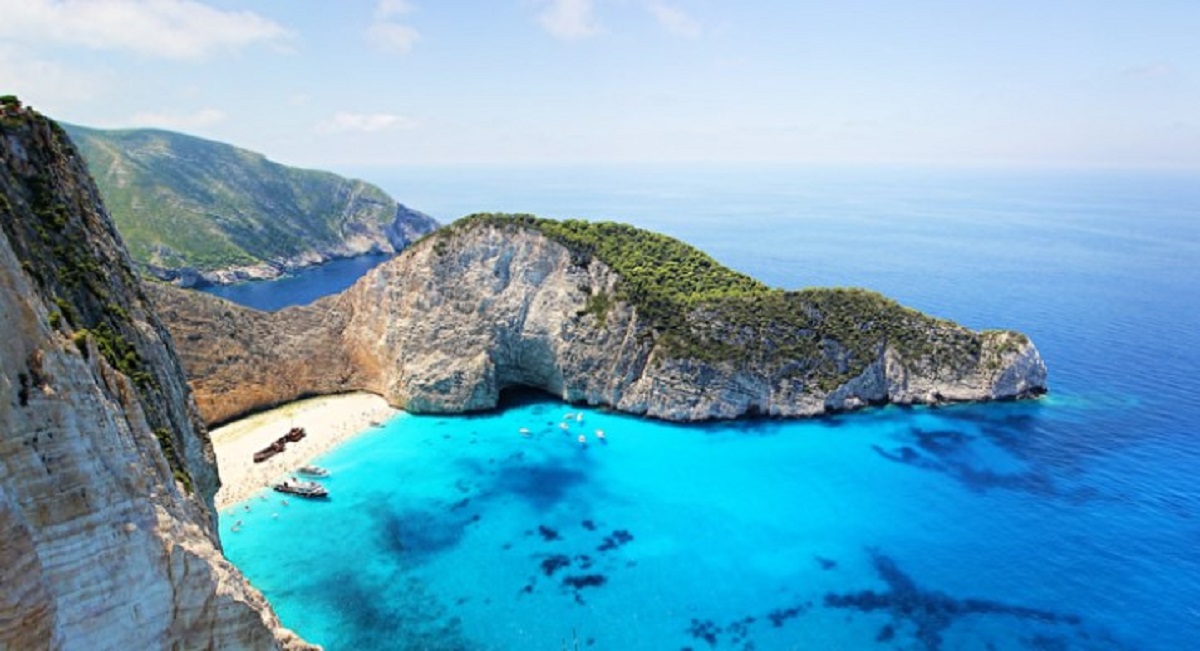 8. Navagio Plajı (Shipwreck Cove) – Zakynthos, Yunanistan