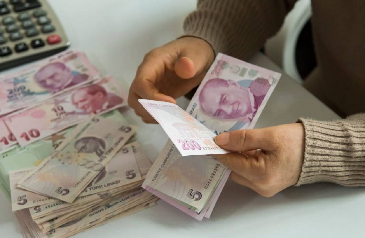 Bakan Işıkhan, Meclis'ten onaylanan yüzde 49.25'lik SSK ve Bağ Kur emekli zammı kararının Resmi Gazete'de yayınlanmasını takip eden hafta içinde farkların hesaplara yatırılacağını belirtmişti. Bu gelişme, emekliler arasında heyecan yaratırken, zamla birlikte en düşük emekli aylığının 10 bin liraya çıkarılması dikkat çekiyor. Her emekliye farklı oranlarda yapılacak olan zamla ilgili detaylar ise emekliler tarafından büyük bir merakla bekleniyor.