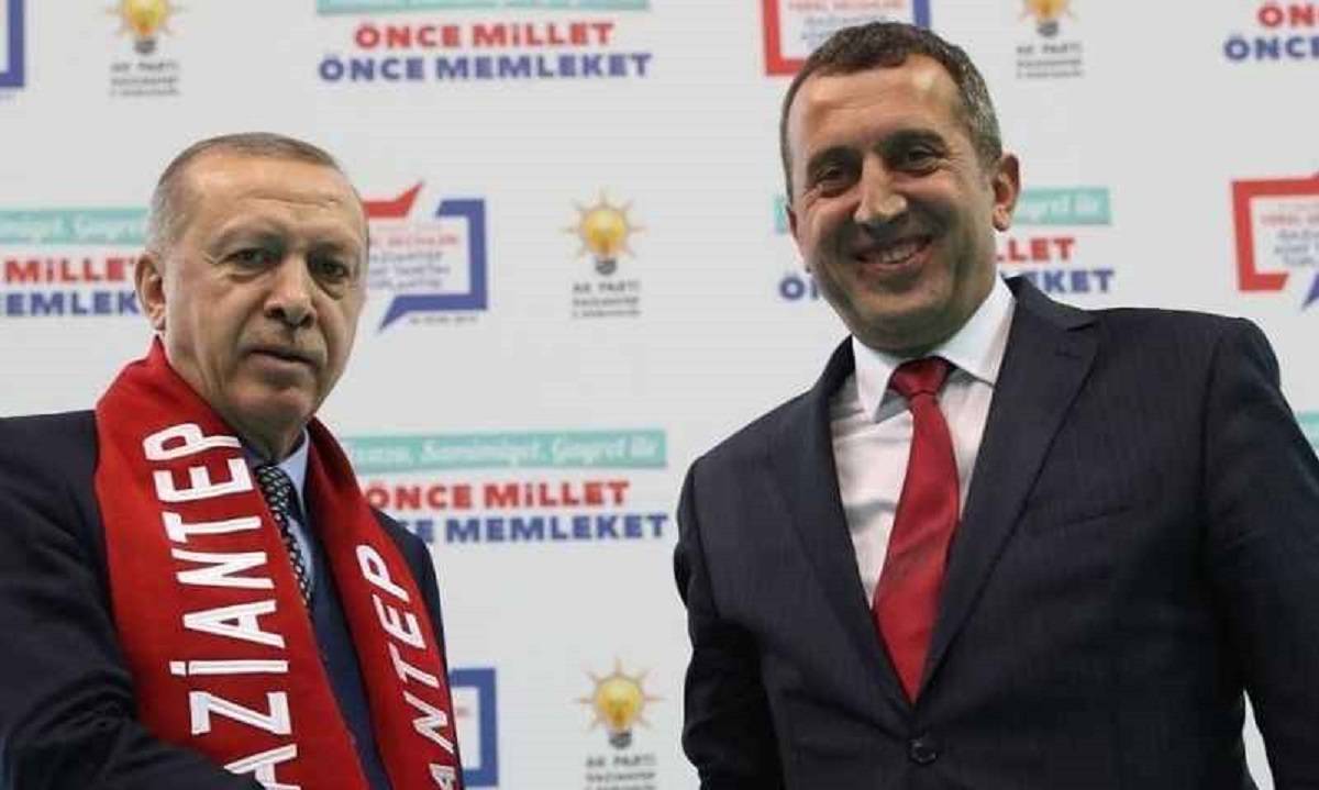 Kemal Vural: İslahiye Belediye Başkan Adayı

Kemal Vural, Gaziantep’in İslahiye ilçesinde 1969 yılında doğdu. İlk, orta ve lise öğrenimini İslahiye’de tamamladı. Adana Çukurova Üniversitesi Ziraat Fakültesi Tarım Ekonomisi Bölümünü 1989 yılında kazandı. 1993 yılında Ziraat Mühendisi olarak mezun oldu. 1995 yılında kısa dönem olarak vatani görevini yerine getirdi.
1997 yılında İslahiye’de Zirai ilaç ve tarım ürünleri bayii olarak ticaret hayatına atıldı. Kendi arazilerinde çiftçilik yaparak bir yandan da bölge tarımının gelişmesinde katkı sağlayarak yeni tarım aletlerinin bölgeye kazandırılmasında öncülük etti.
2009 yılında İslahiye Ticaret Odası Başkanlığına seçilen Vural, İslahiye Ticaret Odası Başkanlığı döneminde kirada olan İslahiye Ticaret Odasına yeni hizmet binası kazandırarak üyelerin ve halkın hizmetine sundu.
İslahiye Organize Sanayi Bölgesinin kurulmasında bölgede yapılacak olan beş sulama göleti projesinde aktif olarak rol aldı.
2013 yılında İslahiye Ticaret Odası Başkanlığına ikinci defa seçilen Vural, İslahiye Ticaret Odası Başkanlığı devam ederken 30.11.2013 tarihinde AK Parti'den İslahiye Belediye Başkan adayı oldu. 30 Mart 2014 Yerel Seçimlerinde İslahiye Belediye Başkanlığına seçildi.
Kemal Vural, 31 Mart 2024 Yerel Seçimlerinde AK Parti Gaziantep İslahiye Belediye Başkan adayıdır.
