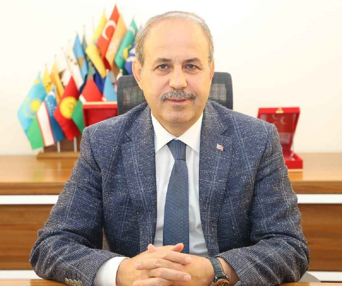 Mehmet Sait Kılıç: Oğuzeli Belediye Başkan Adayı (MHP)

1962 Yılında Oğuzeli’nde dünyaya gelen Mehmet Sait KILIÇ, ilkokul, orta ve lise öğrenimini Oğuzeli’nde tamamladı.
1984 yılında ise Selçuk Üniversitesi  Eğitim Fakültesini bitirdi.
1985 yılında Öğretmenlik mesleğine başlayarak, Kahramanmaraş, Osmaniye ve Karaman illerinde öğretmenlik yaptı.
1994 yılında Hacettepe Üniversitesi Eğitim Yönetimi, Teftişi, Planlaması ve Ekonomisi Bölümü”nden mezun olup, ikinci üniversitesini bitirdi ve Milli Eğitim Bakanlığı "Eğitim Müfettişliği” sınavını kazanarak Gaziantep'te Eğitim Müfettişi olarak göreve başladı.
2018 yılında Hasan KALYONCU Üniversitesi Siyaset Bilimi ve Uluslararası İlişkiler Bölümünü bitirerek Yüksek Lisansını tamamladı.
2008-2011 yılları arasında Kahramanmaraş'ta Eğitim Müfettişi olarak görev yaptı.
Birçok Sivil Toplum Kuruluşlarında görev alarak, bu kuruluşlarda; kuruculuk, üyelik ve yöneticilik yapmıştır.
Birleşmiş Kentler ve Yerel Yönetimler Orta Doğu ve Batı Asya Bölge Teşkilatı (UCLG-MEWA) Konsey Üyeliğine seçilmiş olup, halen bu görevi yürütmektedir.
30 Mart 2014 yerel seçimlerine Milliyetçi Hareket Partisi'nden aday olarak giren Mehmet Sait KILIÇ Oğuzeli'li hemşerilerimizin teveccühü ile Oğuzeli Belediye Başkanı olarak seçilmiştir.
31 Mart 2019 yerel seçimlerinde Cumhur ittifakının Milliyetçi Hareket Partisi adayı olarak giren Mehmet Sait KILIÇ bir önceki döneme göre daha büyük bir teveccüh ve destekle, daha güçlü bir şekilde ikinci hizmet dönemine 
1 Nisan 2019 tarihi itibariyle başlamıştır.
Mehmet Sait Kılıç; Evli ve 2 erkek, 2 kız olmak üzere, 4 çocuk babasıdır.
Mehmet Sait Kılıç, 31 Mart 2024 Yerel Seçimlerinde Milliyetçi Hareket Partisi (MHP) Gaziantep Yavuzeli Belediye Başkan adayıdır.
