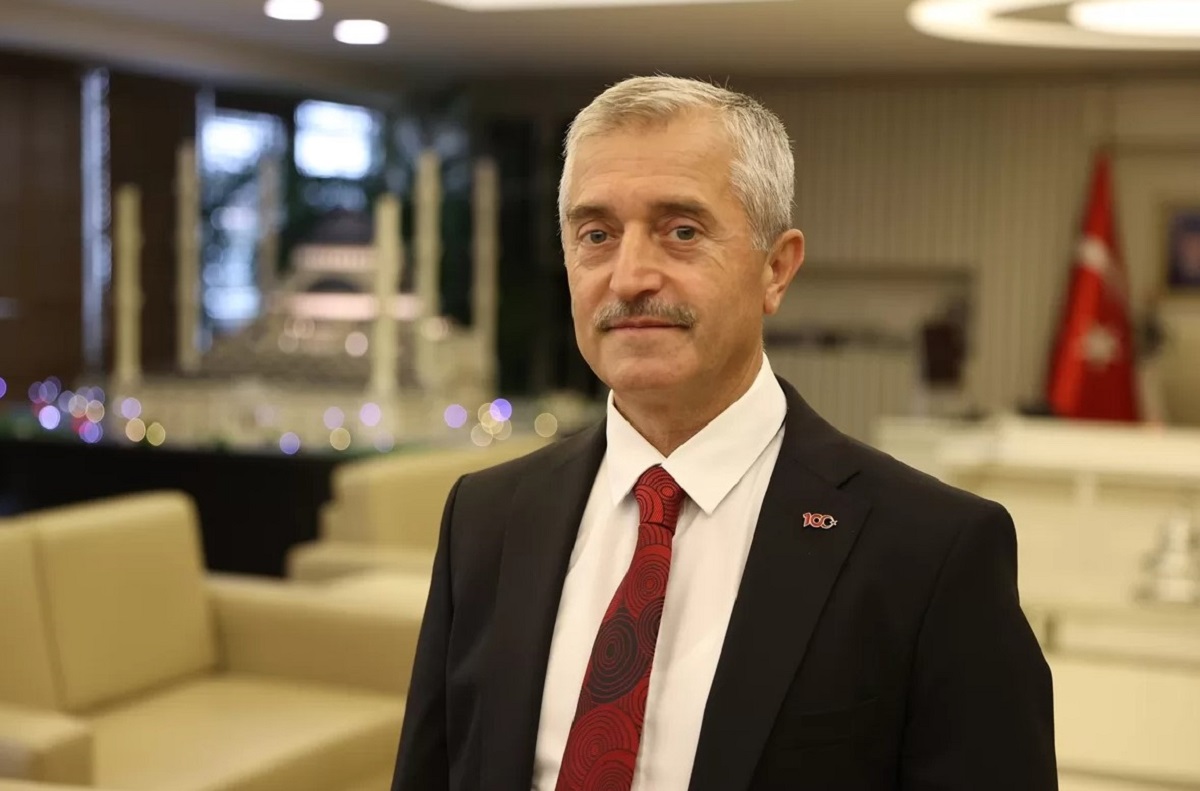 Mehmet Tahmazoğlu: Şahinbey Belediye Başkan Adayı

1959 yılında Gaziantep ili Şahinbey İlçesinde doğdu.
İlkokulu Şehreküstü Ahmet Çelebi İlkokulu'nda, orta ve lise tahsilini Atatürk Lisesi'nde tamamladı.1982 yılında Erzurum Atatürk Üniversitesi İşletme Fakültesi'nden mezun oldu.
1983-1984 yılları arasında askerlik görevini yedek subay olarak yerine getirdi.
İş hayatına 1984 yılında mali müşavir olarak başladı. Bir süre ticaretle uğraştı. 1999 yılından itibaren yeminli mali müşavir olarak çalıştı.
20 yıldan bugüne kadar birçok sivil toplum örgütünde yönetim kurulu üyeliği ve yöneticilik yaptı.
Siyasi hayatına 2001 yılında AK Parti'nin kurucu il yönetim kurulu üyesi olarak başladı. 5 yıl il başkan yardımcılığı, siyasi ve hukuk İşleri başkanlığı yaptı.
AK Parti'den 22 Temmuz 2007 seçimlerinde 8.sıra milletvekili adayı oldu.
29 Mart 2009 Yerel seçimlerinde Şahinbey Belediye Başkanlığı'na seçildi.
30 Mart 2014 Yerel seçimlerinde yeniden Şahinbey Belediye Başkanlığı'na seçildi.
Mehmet İhsan Tahmazoğlu, 31 Mart 2024’te yapılacak olan yerel seçimlerde AK Parti Gaziantep Şahinbey Belediye Başkan Adayı oldu.