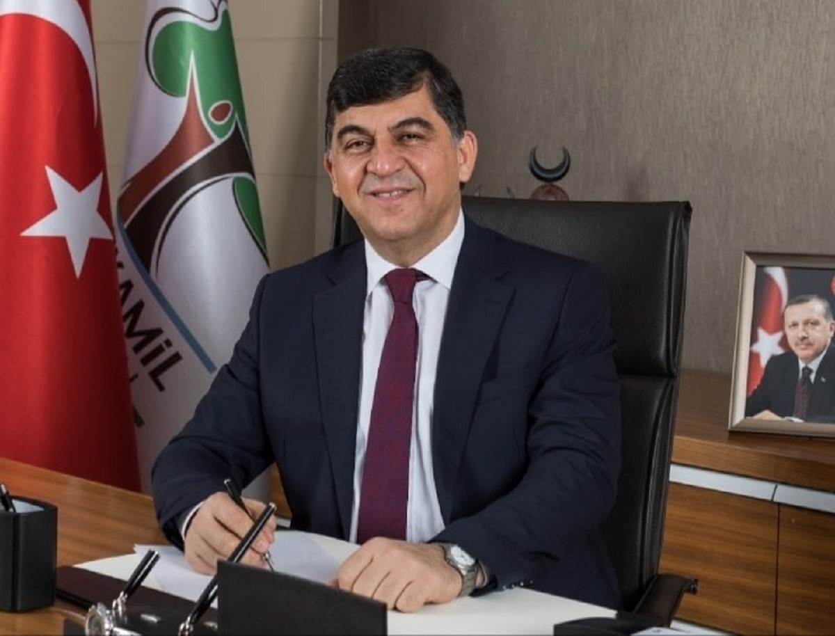 Rıdvan Fadıloğlu: Şehitkamil Belediye Başkan Adayı

1964 yılında Gaziantep’te doğdu. İlk, orta ve lise eğitimini Gaziantep’te tamamladı. 1986 yılında Selçuk Üniversitesi Fen Edebiyat Fakültesi Arkeoloji-Sanat Tarihi Bölümünden mezun oldu. Askerlik görevini Tokat’ta tamamlayan Fadıloğlu, Gaziantep’e döndükten sonra, 1996 yılında kurulan aile şirketinde ikinci kuşak yönetici olarak çalışma hayatına atıldı. Aktif çalışma hayatının yanı sıra çeşitli meslek örgütleri ve sivil toplum kuruluşlarında da aktif olarak bulundu.
Muhammet Rıdvan Fadıloğlu, Gaziantep Eğitim ve Hizmet Vakfı Yönetim Kurulu üyeliği, Serbest Bölge Yönetim Kurulu üyeliği, Gaziantep Spor Kulübü delegeliği, Gaziantep Ticaret Odası Yönetim Kurulu üyeliği, TOOB Genel Kurul Delegeliği ve Kent Konseyi İmar Komisyon üyeliği görevlerinde bulundu.
Sivil toplum örgütlerindeki aktif çalışmaları sürürken, AK Parti'nin kuruluşuyla birlikte siyasete atıldı. Ak Parti’ye üye olduktan sonra Mahalle temsilciliği, İl Delegeliği, İl Yönetim Kurulu üyeliği, İl Yürütme Kurulu üyeliği ve İl Sekreterliği görevlerinde bulundu.
2004-2008 yılları arasında Gaziantep Büyükşehir Belediyesi Başkan danışmanlığı kadrosunda görev yaptı.
29 Mart 2009 yerel seçimlerinde AK Parti'den Şehitkamil Belediye Başkan Adayı oldu. Yapılan seçim sonrasında Şehitkamil Belediye Başkanı seçildi ve halen görevdedir.
Muhammet Rıdvan Fadıloğlu, 31 Mart 2024 Yerel Seçimlerinde AK Parti Gaziantep Şehitkamil Belediye Başkan adayıdır.
