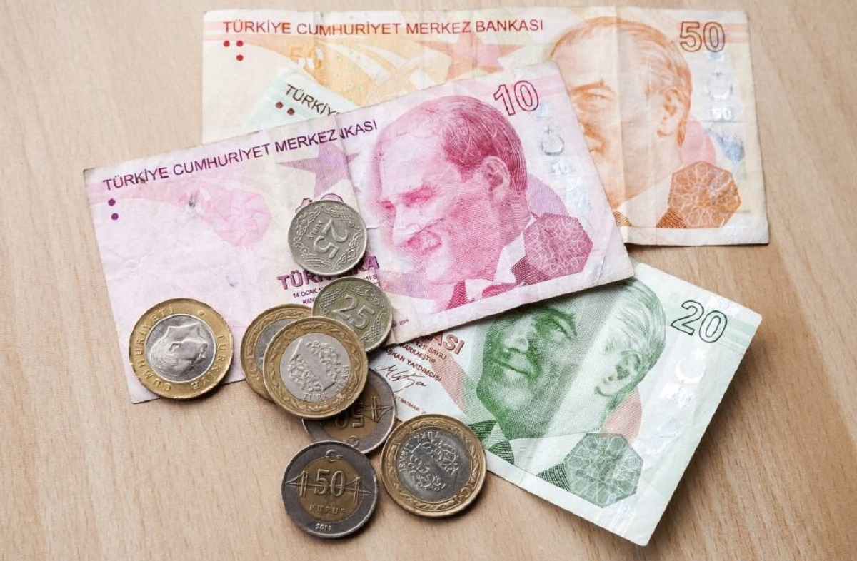 Çalışma ve Sosyal Güvenlik Bakanı Vedat Işıkhan'ın önceki açıklamalarında belirtilen emekli maaşlarındaki zammın ardından, Fatih Portakal'ın ortaya attığı seyyanen zam iddiası, emeklileri bir kez daha gündeme taşıdı. Memurların maaşlarındaki artış oranının yüzde 49,25 olarak belirlenmesi ve SSK ile Bağ-Kur emeklilerine yapılan ilave yüzde 11,68'lik ek zam, emeklilere umut ışığı oldu.