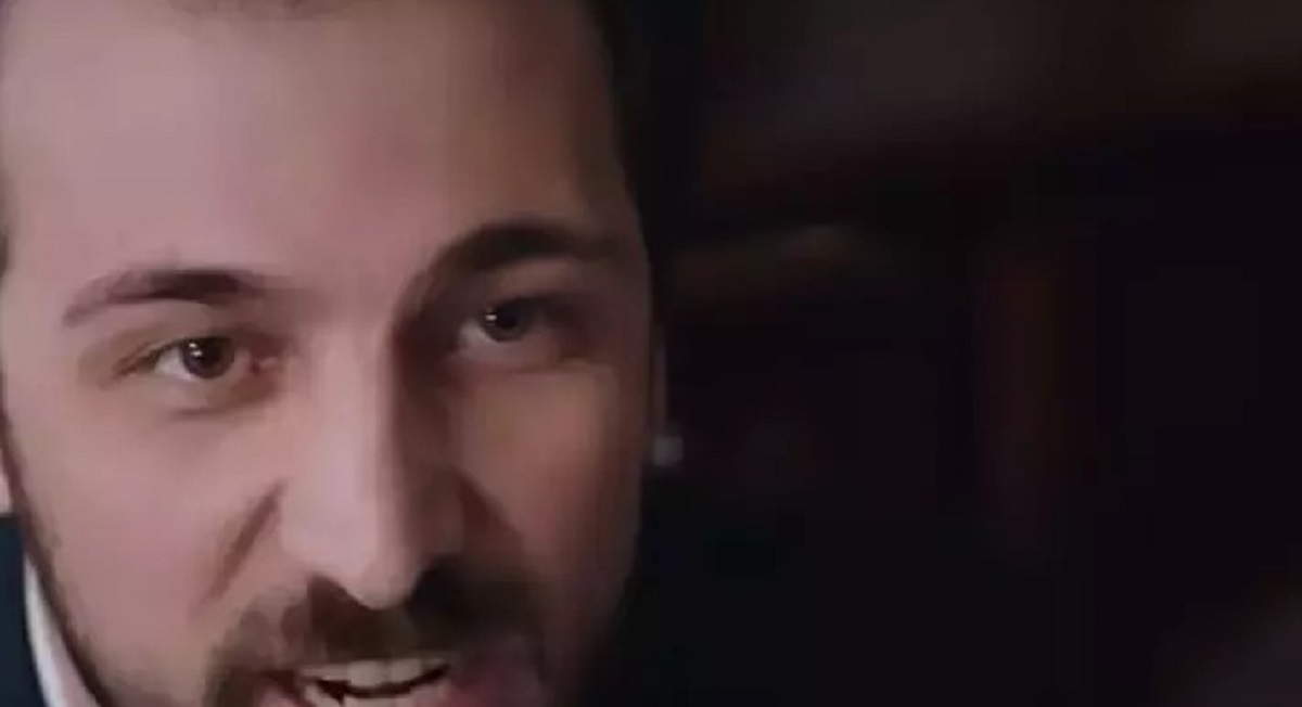 Mustafa'nın İddiası: Kızılcık Şerbeti'nde Bebek Skandalı
Kızılcık Şerbeti 48. bölüm 2. fragmanında Mustafa, çarpıcı bir açıklama yaparak, Nilay'ın hamileliği sırasında yaşananları su yüzüne çıkardı. Mustafa'nın "O çocuk benden değil" ifadeleri, dizinin izleyicilerini derin bir merak içinde bıraktı. Nilay'ın ise "Evet çocuk senden değil. Oldu mu, rahatladın mı?" şeklindeki cevabı, olayların ne kadar karmaşık olduğunu gösterdi.
