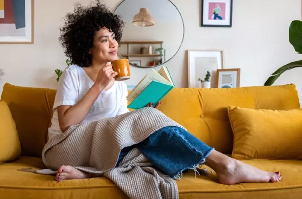 Rahatlatıcı Aktiviteler: Uyumadan Önce Huzur Bulun
Uyumadan önce rahatlatıcı aktiviteler, uykuya geçişi hızlandırabilir. Kitap okumak, arkadaşlarla konuşmak veya komedi izlemek gibi aktiviteler, hem zihinsel olarak gevşemeye yardımcı olur hem de uyku öncesi stresi azaltır.
