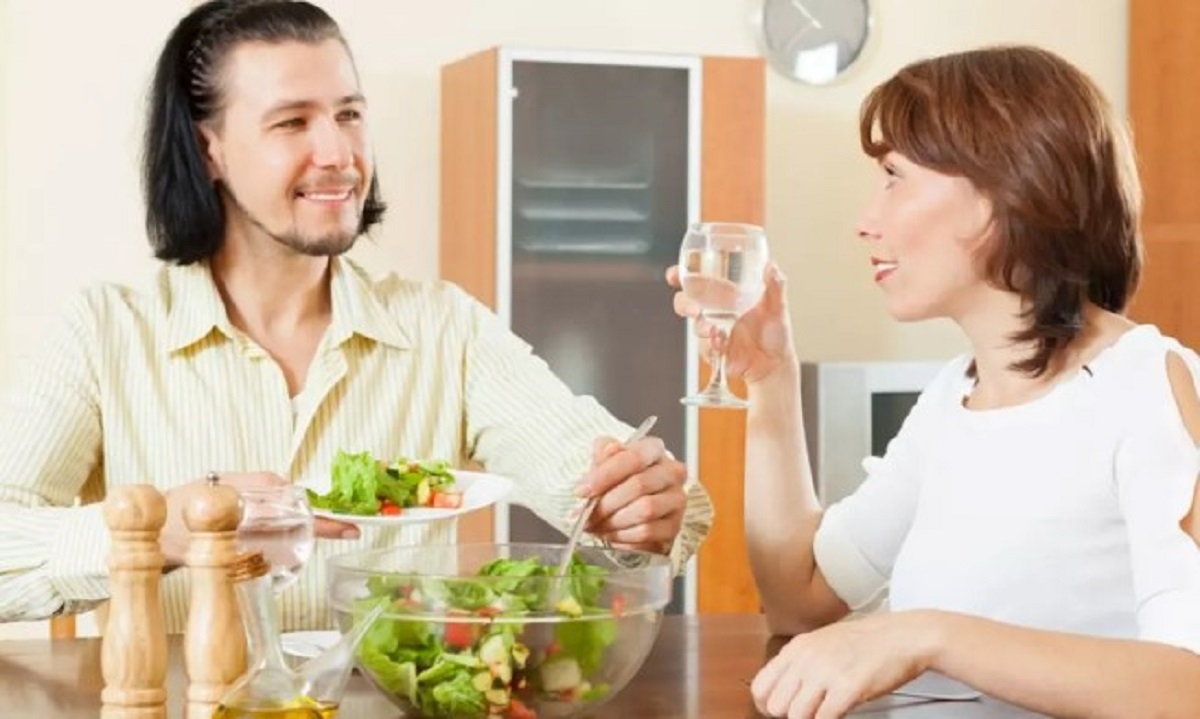 Beslenme ve Uyku: Dikkat Edilmesi Gereken Saat
Yatma saatine yakın ağır yemekler yemek, vücudun sindirim yerine uykuya odaklanmasına neden olabilir. Kerry Davies, yatmadan en az iki saat önce yemek yenmesini önerirken, özellikle yağlı etlerin ve uyarıcıların tüketimine dikkat edilmesi gerektiğini vurguluyor.
