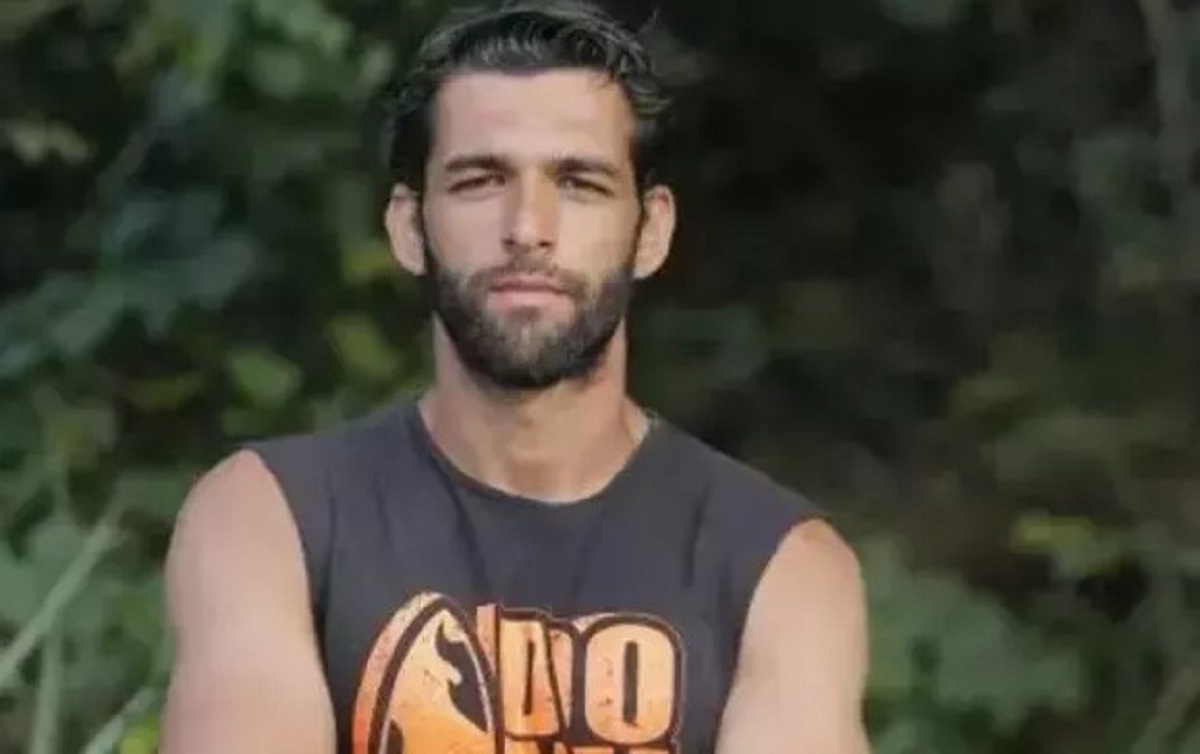 Profesyonel Voleybolcu, Survivor Yarışmacısı ve Yetenekli Oyuncu
1988 İstanbul doğumlu Melih Özkaya, Anadolu Üniversitesi Spor Yönetimi Bölümü mezunu olup, uzun yıllar profesyonel voleybol oynamış bir sporcu. Survivor 2018'de tanınan Özkaya, oyunculuk kariyerine 2011 yılında başlayarak birçok dizide yer aldı. 
