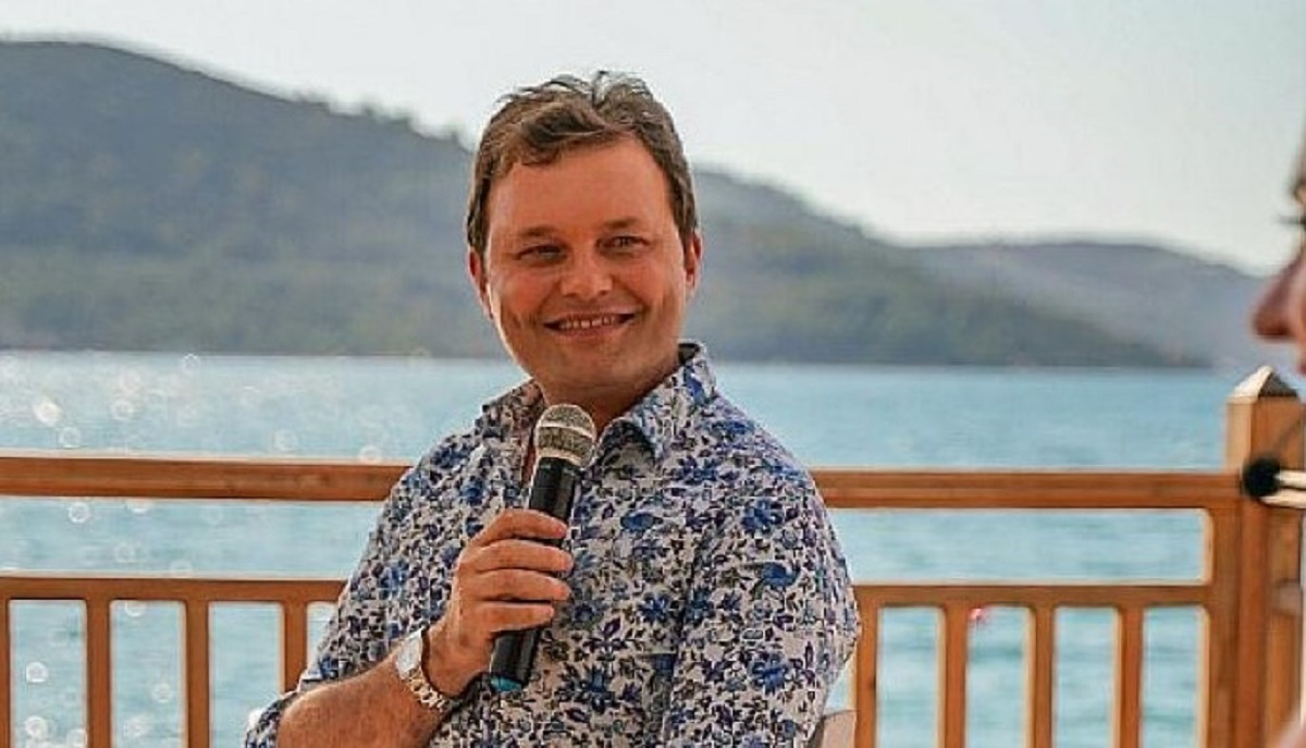 Ömür Kurt, Hürriyet Çocuk Kulübü gazetesi ve 23 Nisan özel sayıları gibi projelerde önemli roller üstlendi. Ayrıca, Hürriyet Kitap tarafından yayımlanan "200 Adımda Çocuk Yetiştirme Rehberi" ve "200 Adımda Ergenlik Rehberi" adlı kitapları büyük ilgi gördü ve en çok satan kitaplar arasında kendine yer buldu.