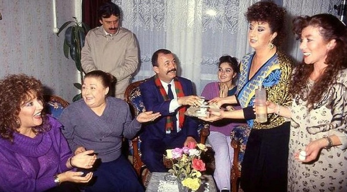 PERİHAN ABLA (1986)
TRT ekranlarında yayınlanan "Perihan Abla", Perran Kutman'ın unutulmaz performansıyla izleyicilerin gönlünde taht kurdu. Şevket Altuğ'un Şakir karakteriyle renklenen dizi, o dönemin televizyon sektöründeki önemli yapımlardan biridir.
