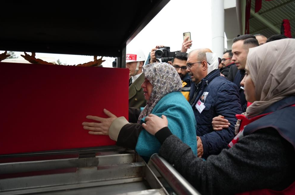 Şehit oğullarına tabutunu öperek veda ettiler