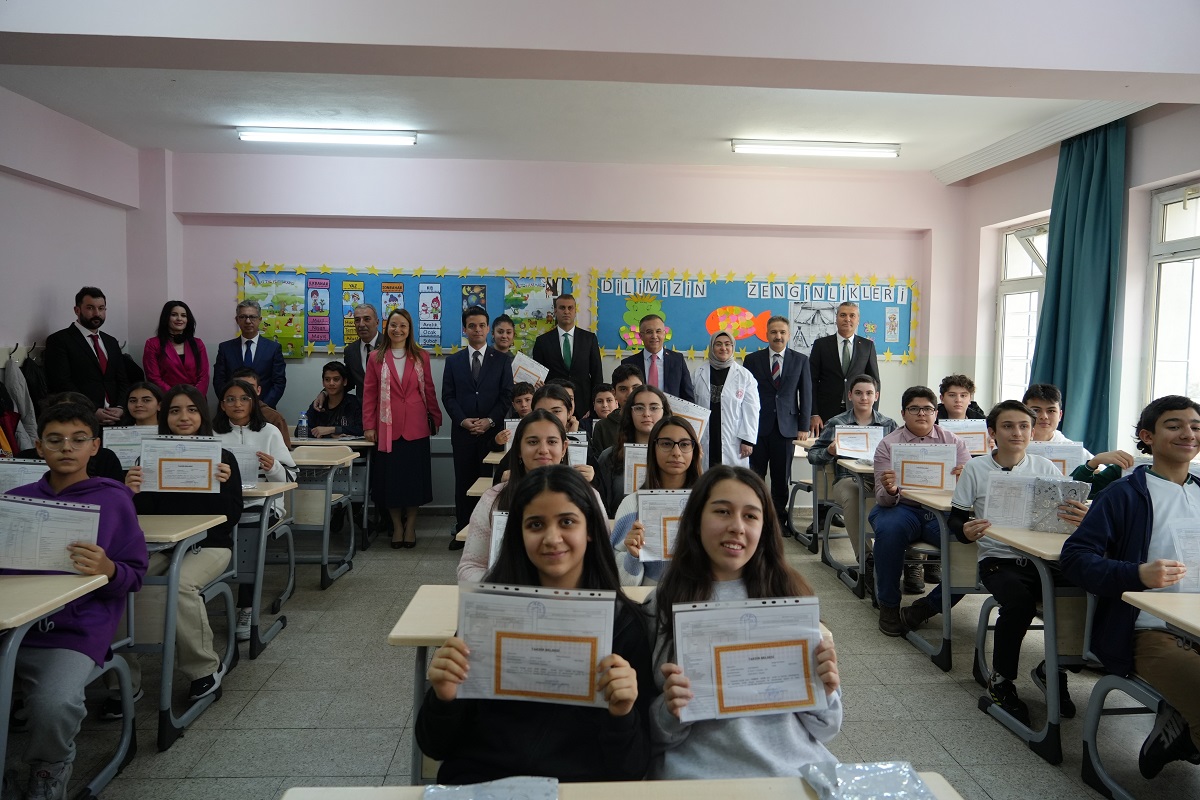 Vali Çeber, Depremzede Öğrencilerle Karne Sevincini Paylaştı