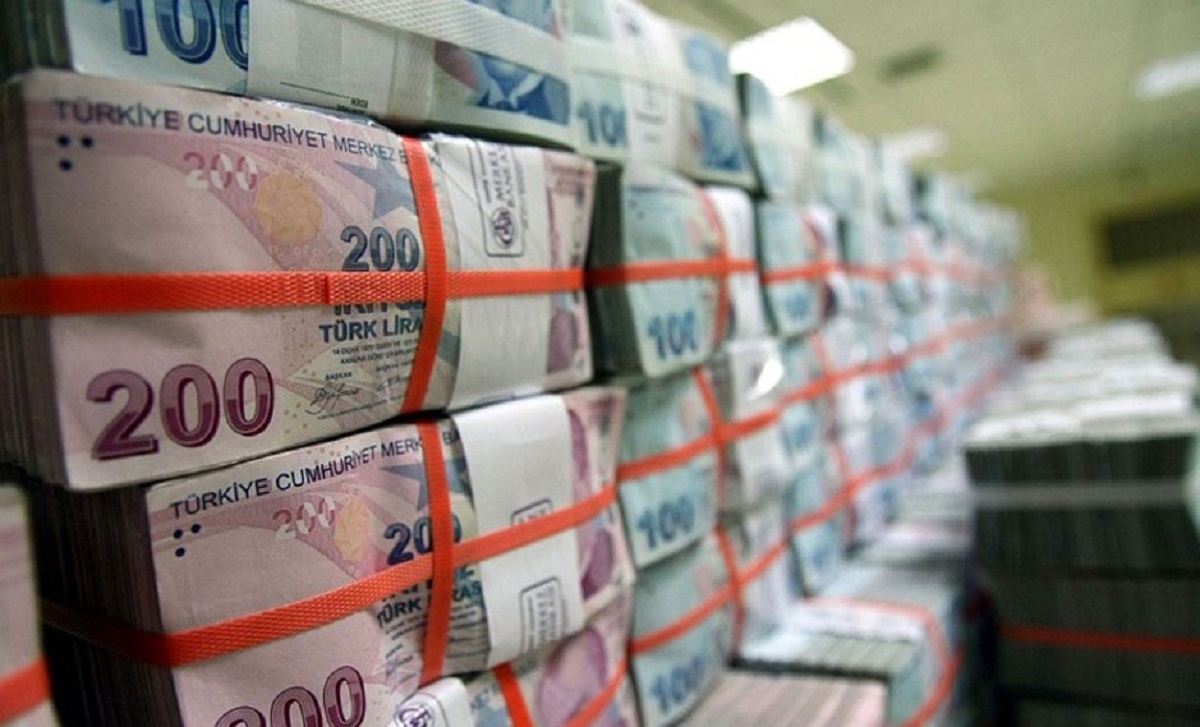 Ayrıca bankanın temettü kesintisine gittiği belirtilen açıklamada, hissedarlara yapılan üç aylık ödeme 5 sente düşürüldü. Müşteriler paralarını apar topar çekmeye başladı. Bankanın hisse senedi değeri çakıldı ve yaklaşık %60 düştü. Banka, 1997'den bu yana en düşük seviyeyi görmüş oldu. Hissedarlar kredi portföyünün kötüleşen durumunu gizlemekle suçladığı bankaya dava açtı.