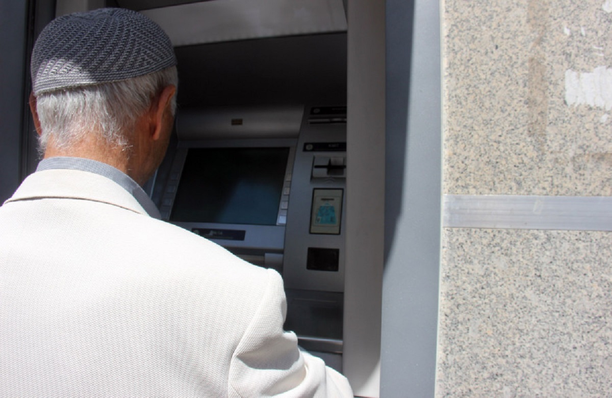 Bankaların aldığı bu karar, özellikle ATM kullanmayan emeklileri üzdü. Emekliler, banka veznelerinden istedikleri miktarda para yatırma ve çekme işlemi yapamayacaklarını öğrenince tepki gösterdiler. Emekliler, ATM kullanmanın zor ve güvensiz olduğunu, banka veznelerinin ise daha kolay ve güvenli olduğunu belirttiler. Emekliler, bankaların bu kararını geri çekmesini istediler.