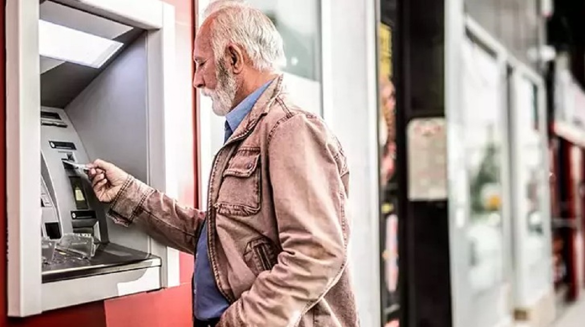Bankalar, banka veznelerindeki kalabalığı önlemek için yeni bir karar aldı. Buna göre, banka veznelerinden 20 bin TL'nin altındaki para yatırma ve çekme işlemleri artık yapılmayacak.