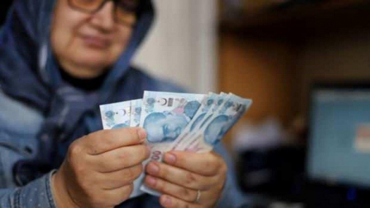 Bozkurt, İsa Karakaş’ın haberine göz atarken, "Muhalefet tarafından verilen kanunun yasalaşması halinde Ramazan Bayram’ı ikramiyesi en düşük emekli aylığı olan 10 bin TL’ye yükselecektir. Ayrıca en düşük emekli aylığı arttıkça bayram ikramiyeleri de otomatikman artmış olacak" dedi.